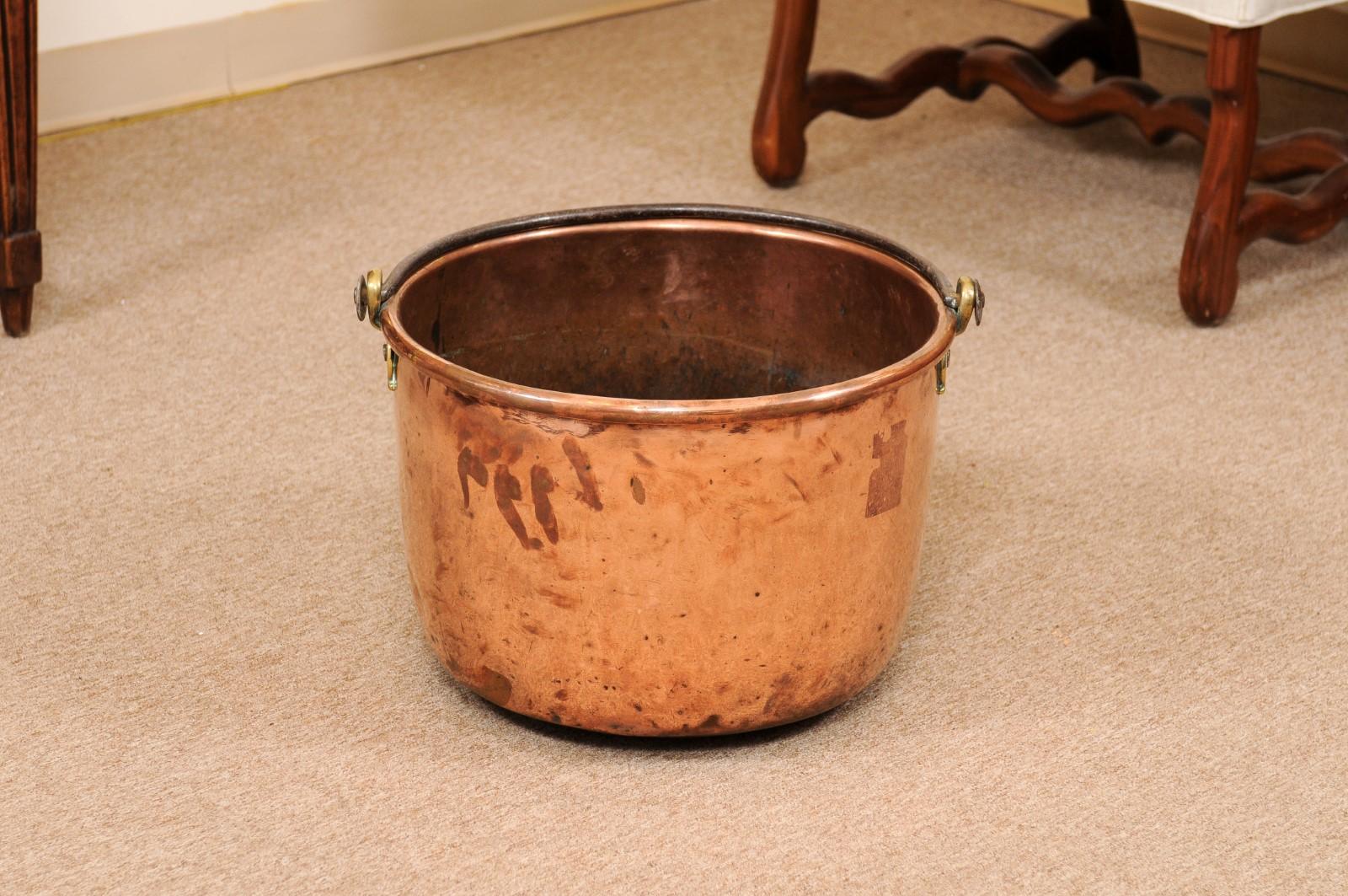  Grand pot en cuivre du 18ème siècle avec poignée en fer forgé en vente 5