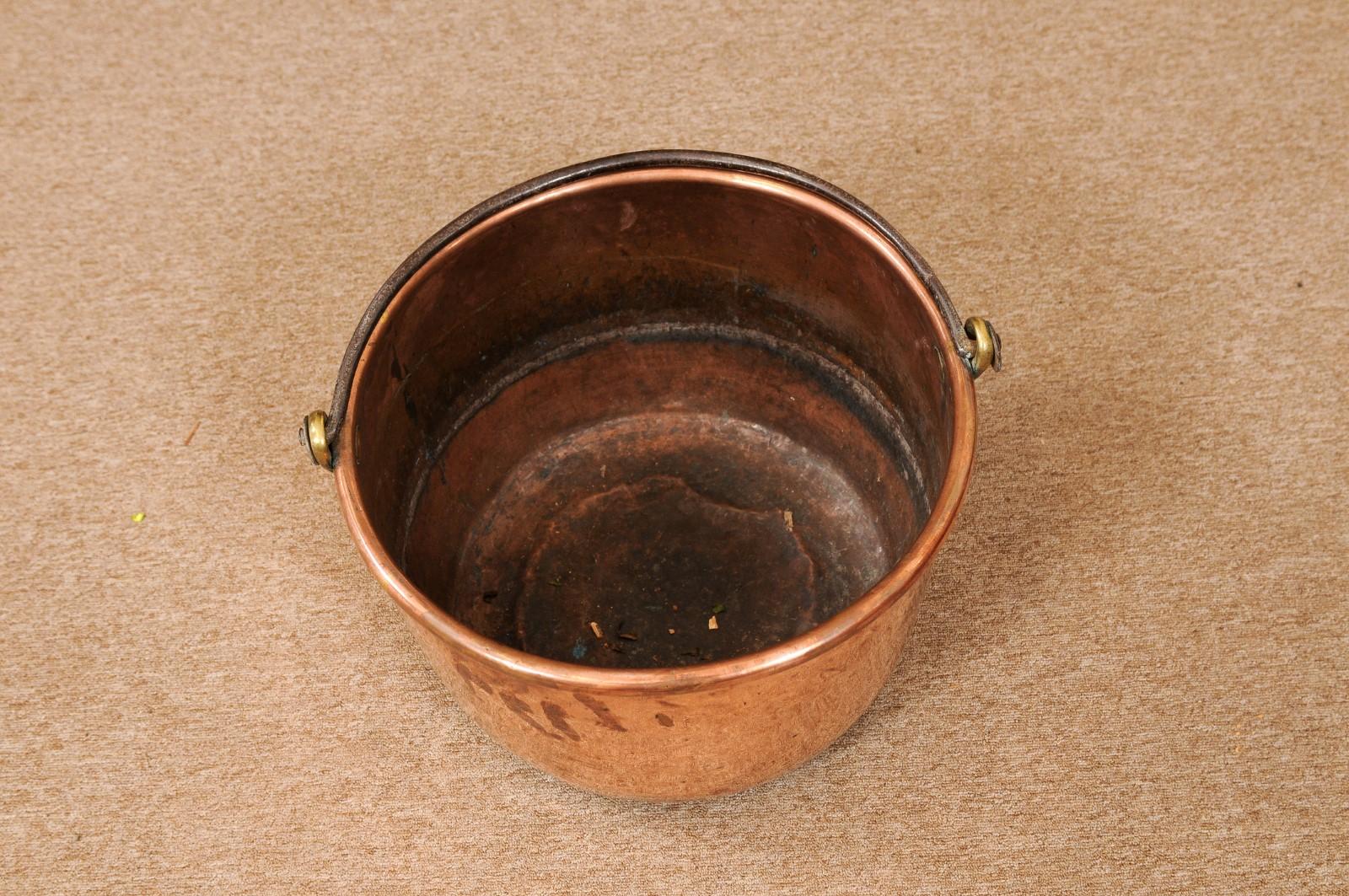 Cuivre  Grand pot en cuivre du 18ème siècle avec poignée en fer forgé en vente