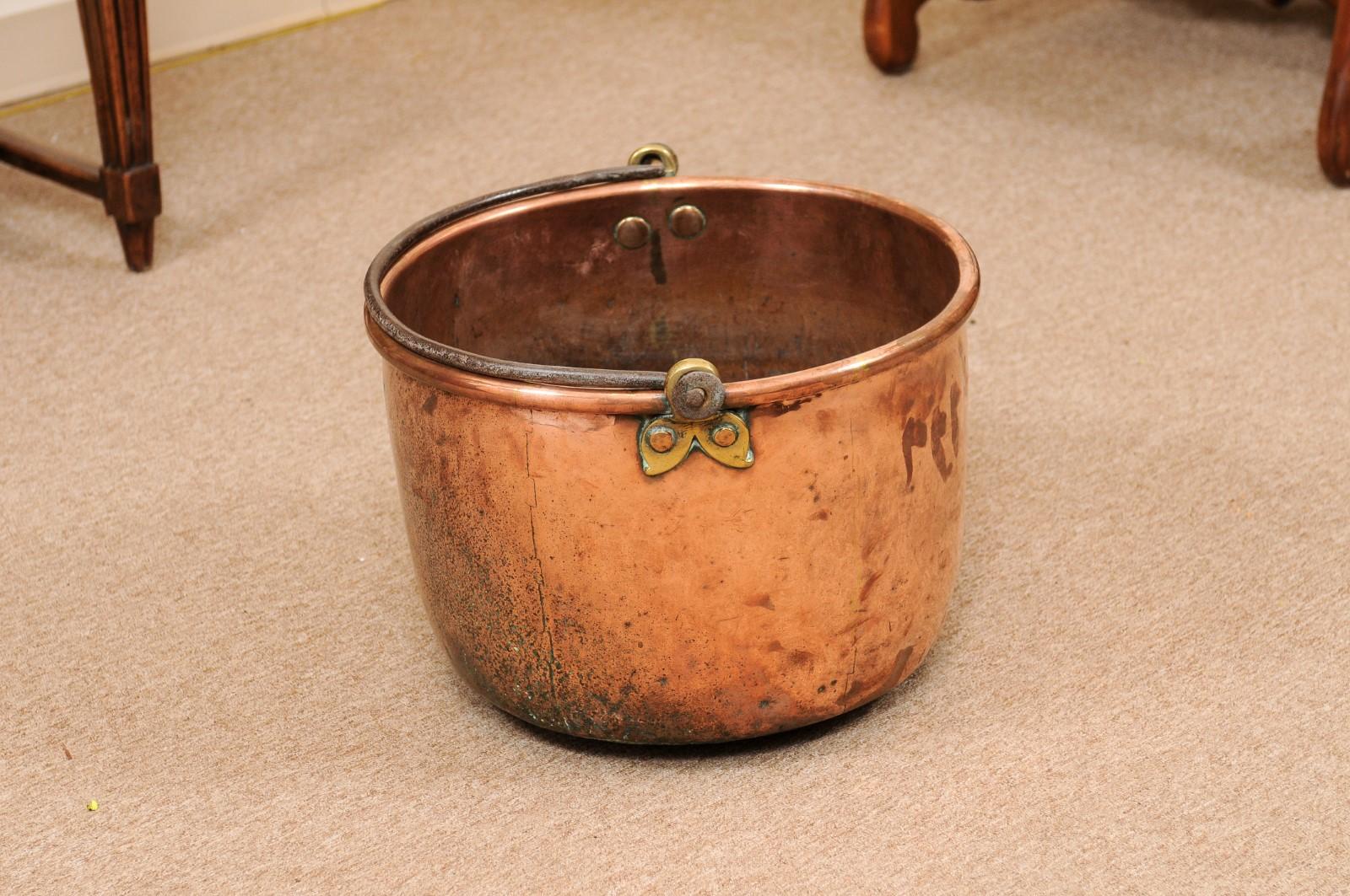  Grand pot en cuivre du 18ème siècle avec poignée en fer forgé en vente 1