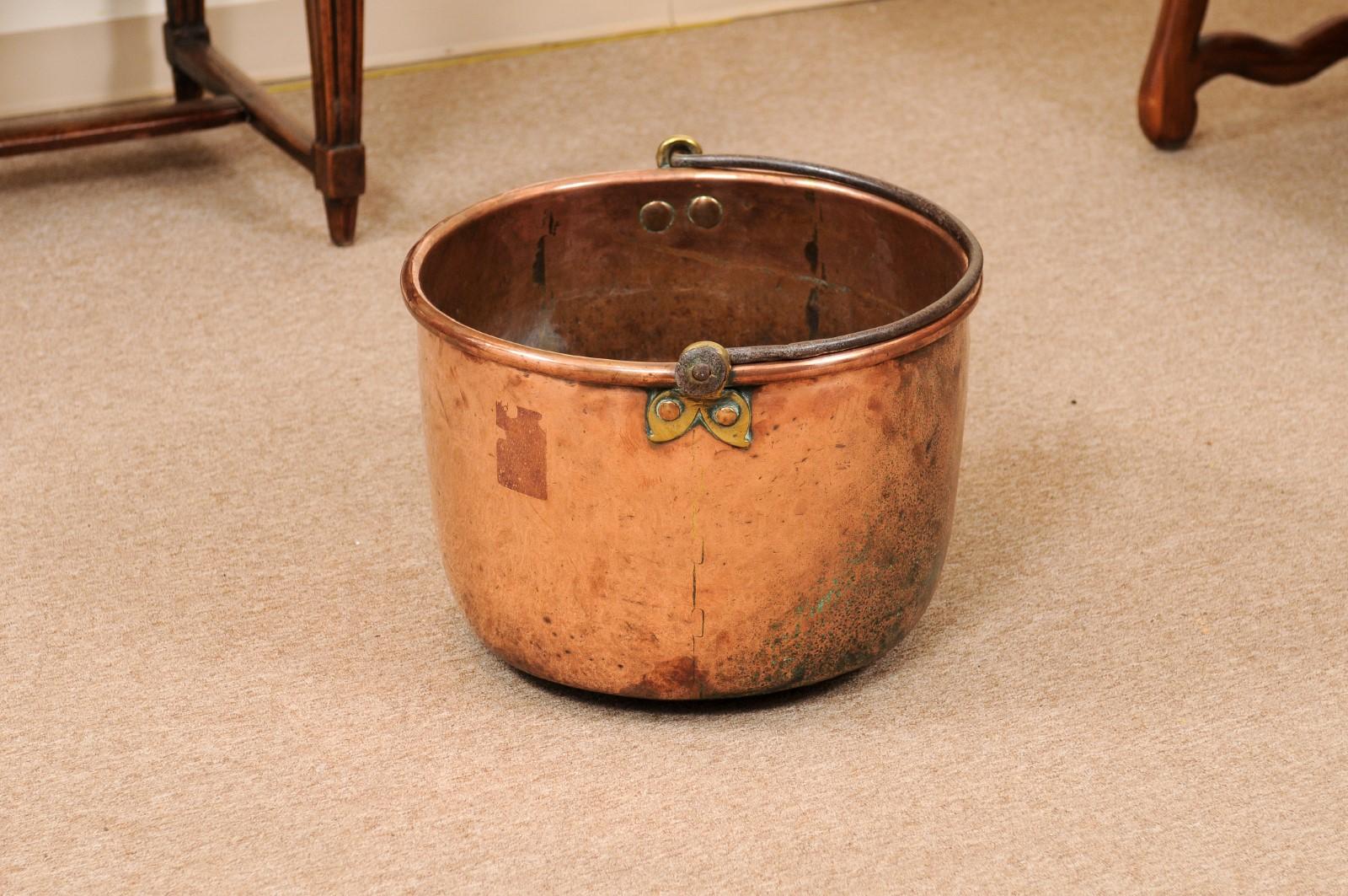  Grand pot en cuivre du 18ème siècle avec poignée en fer forgé en vente 3