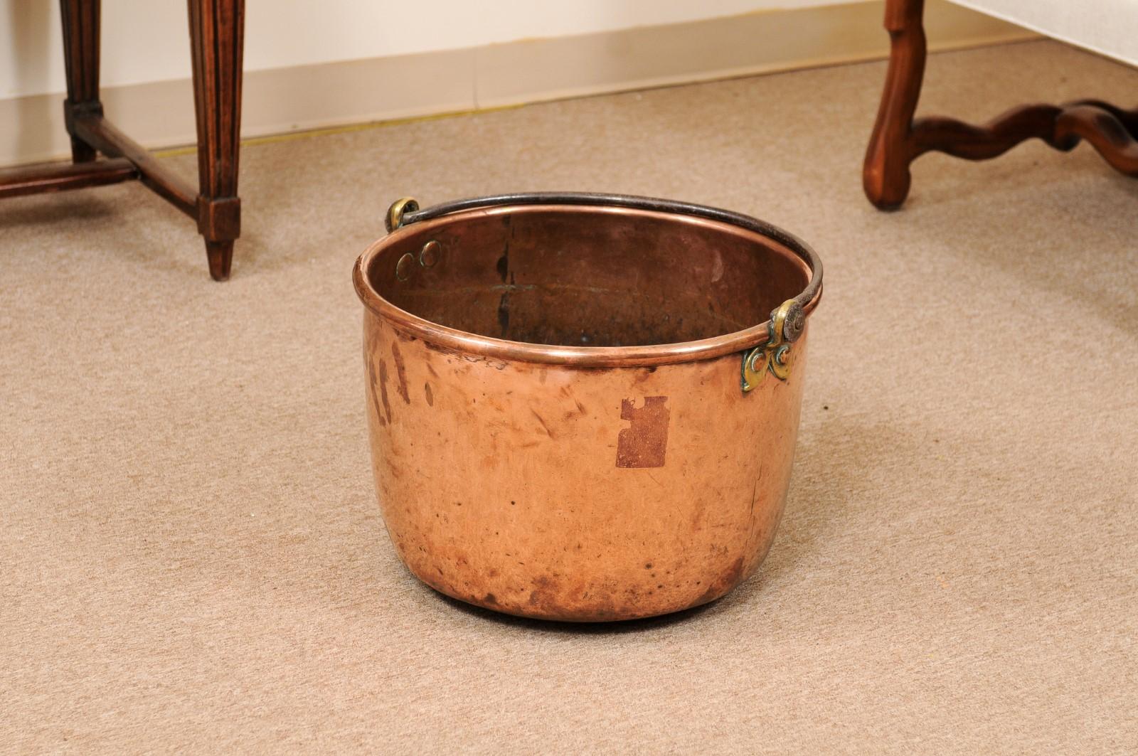  Grand pot en cuivre du 18ème siècle avec poignée en fer forgé en vente 4