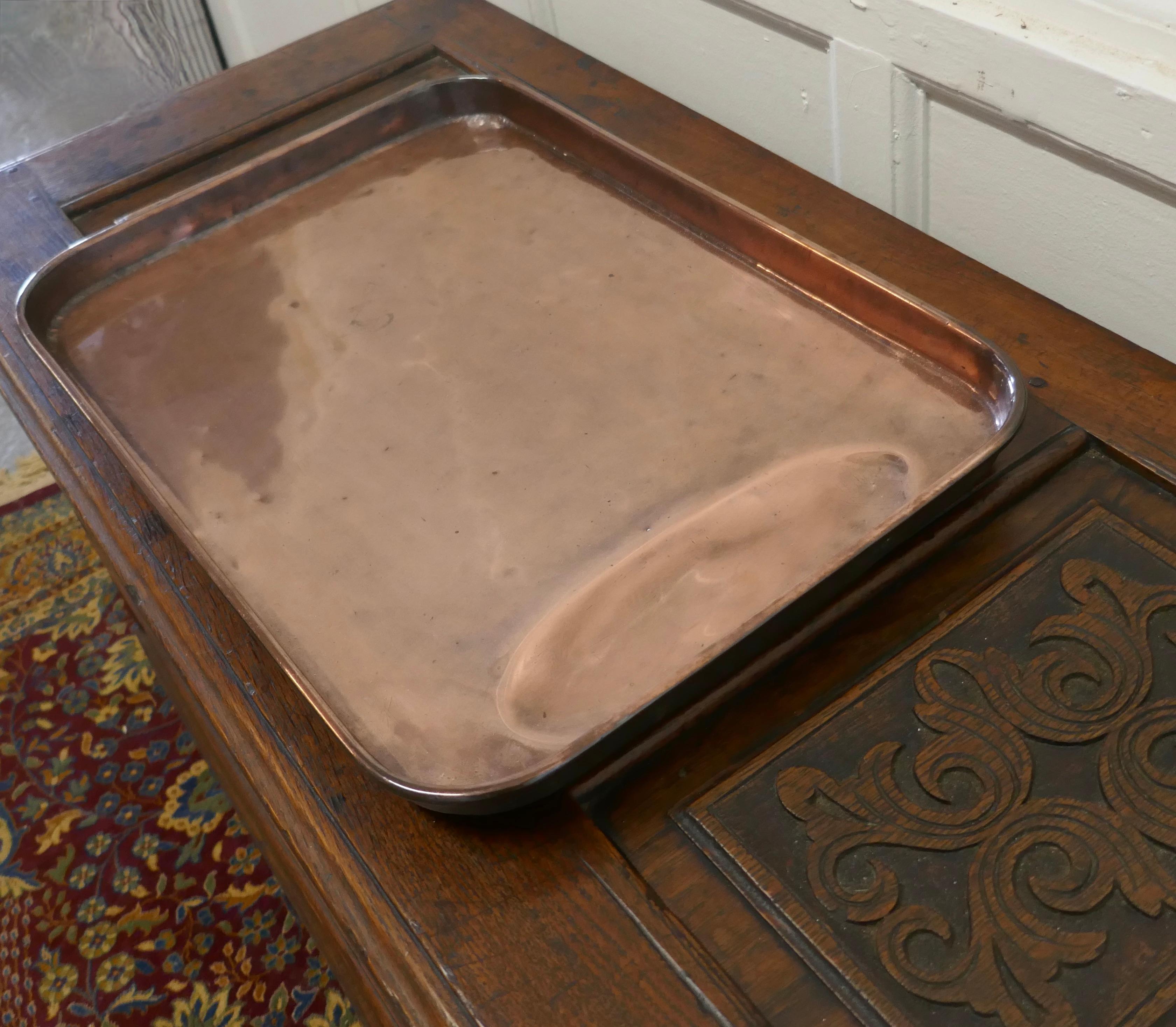 Large 18th Century Copper Roasting Tray with Gravy Well    In Good Condition For Sale In Chillerton, Isle of Wight