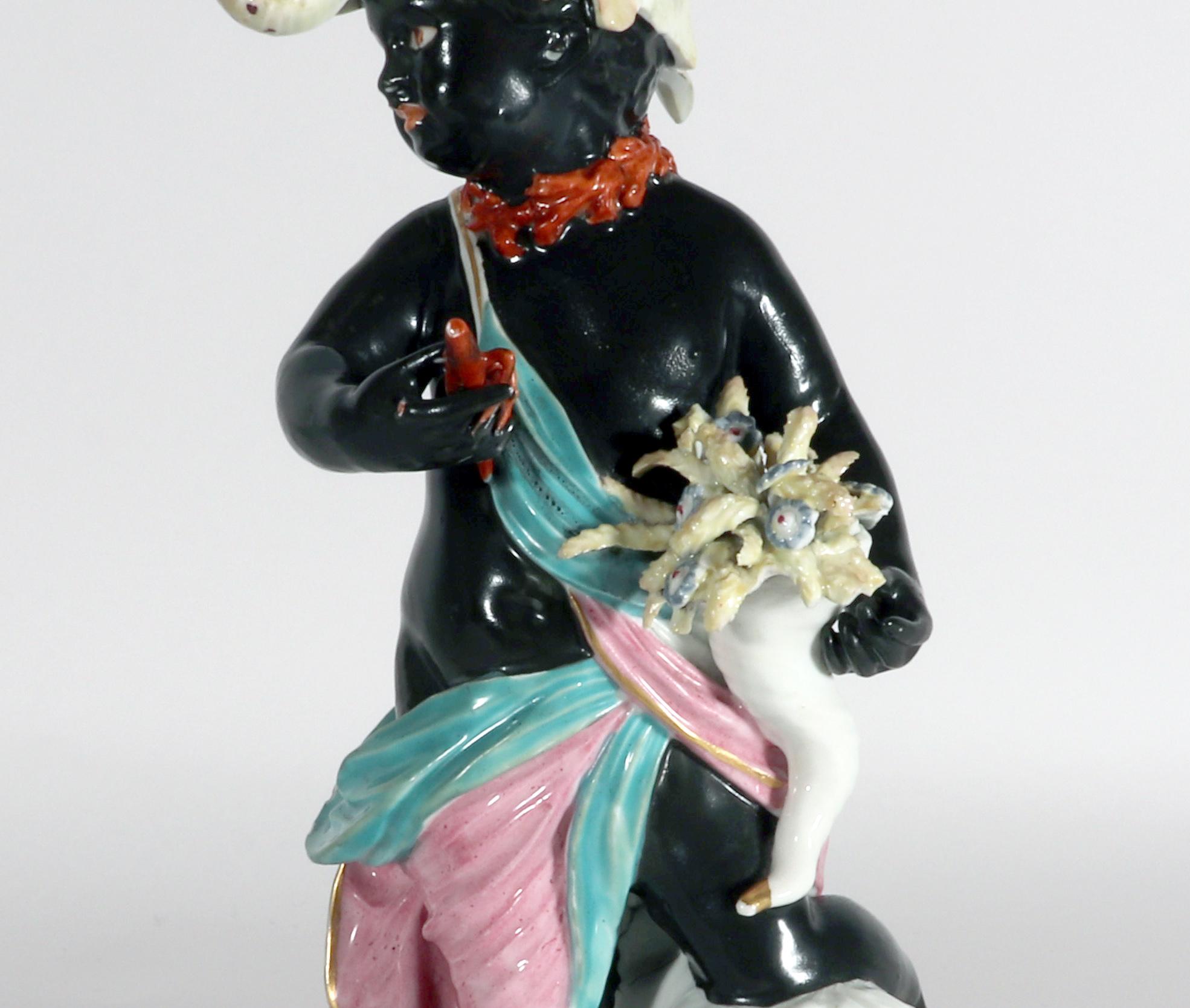 Grande figure d'Afrique en porcelaine de Derby,
D'une série connue sous le nom de 