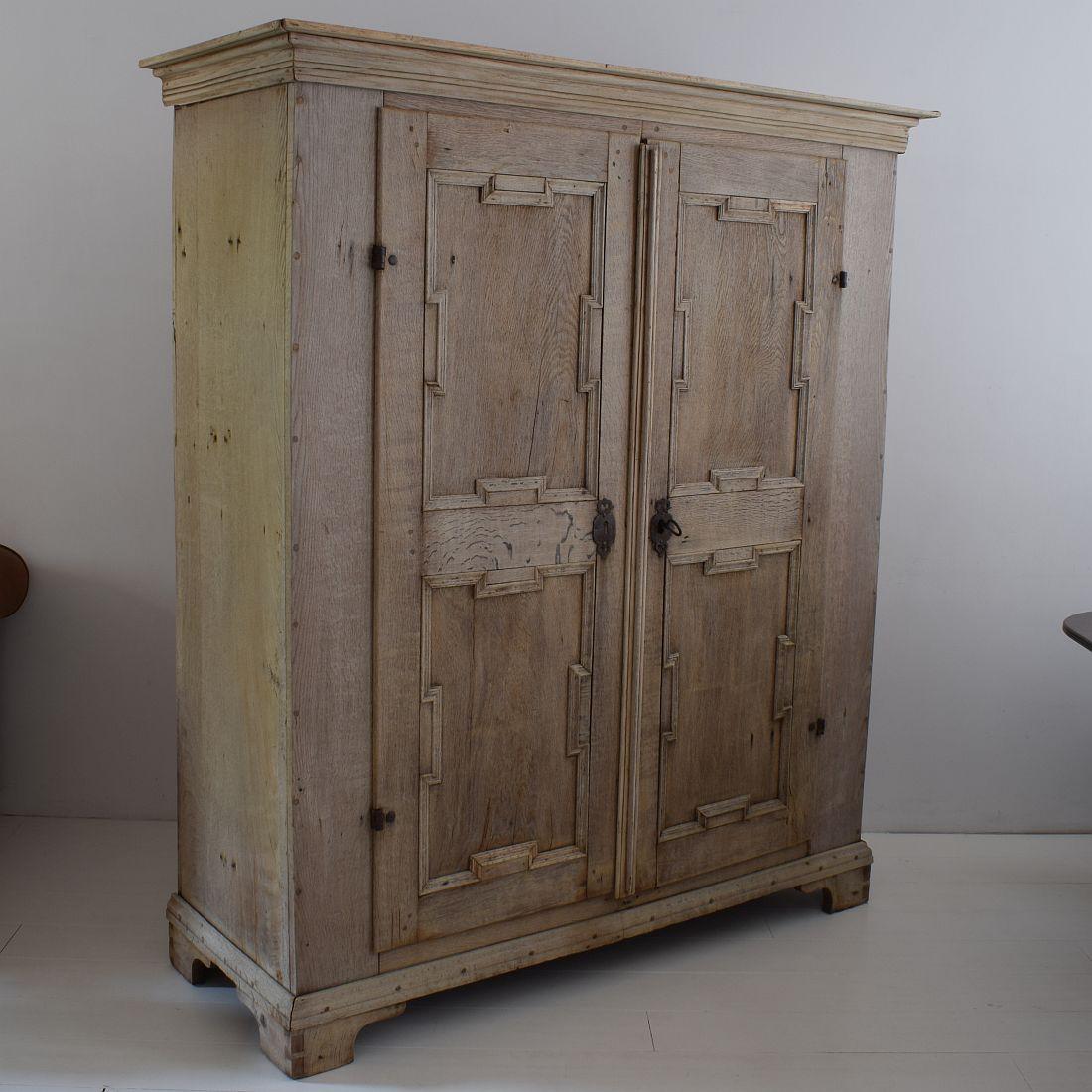 Large 18th Century Dutch Oak Armoire, Cabinet In Good Condition In Buisson, FR