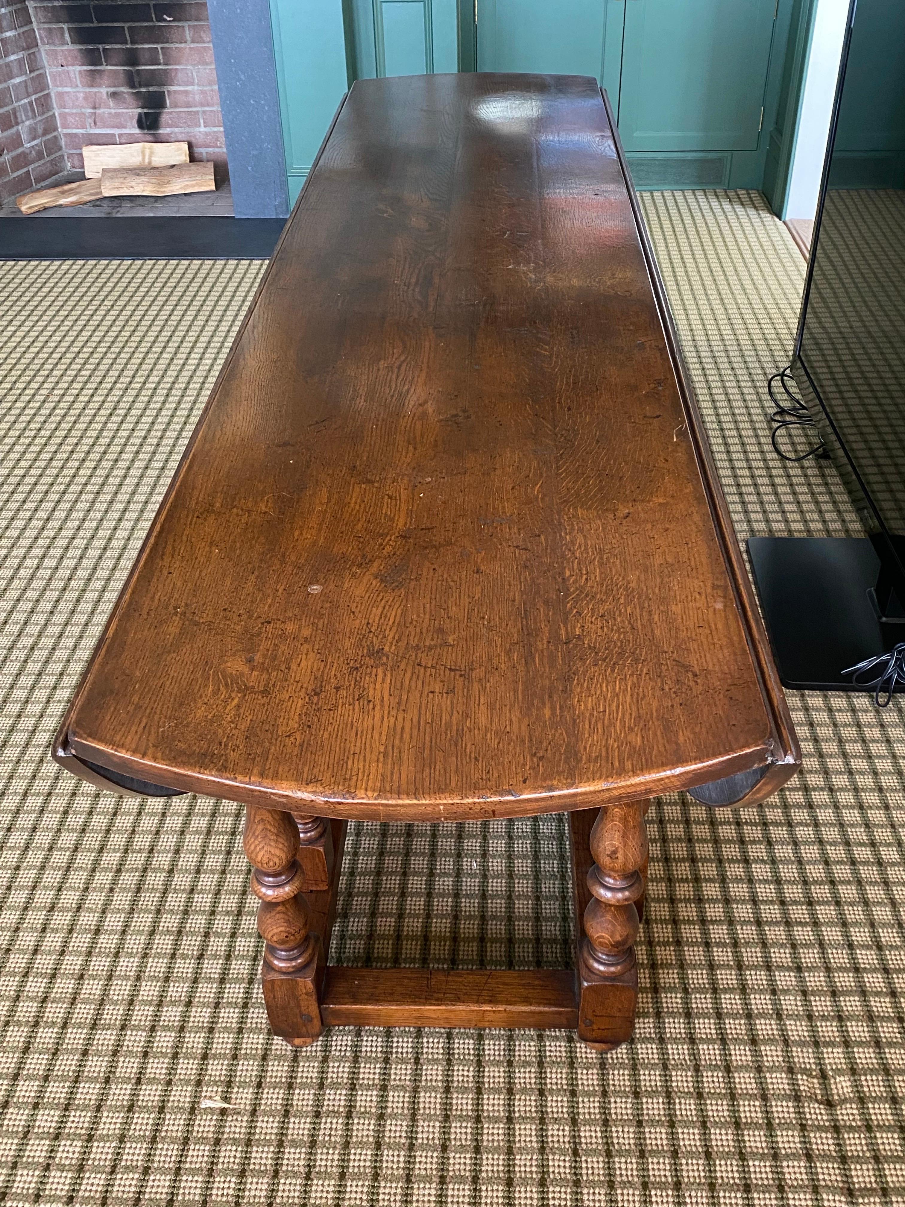Large 18th Century English Carved Oak Gate Leg Drop-Leaf Oval Table In Good Condition In Southampton, NY