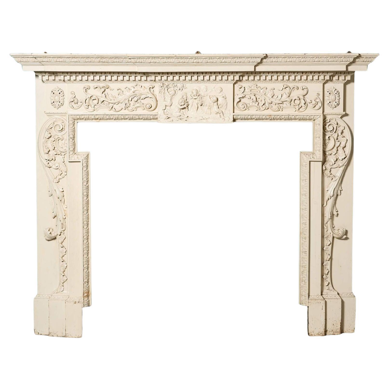 Grande cheminée anglaise du 18ème siècle en pin sculpté avec façade rompue