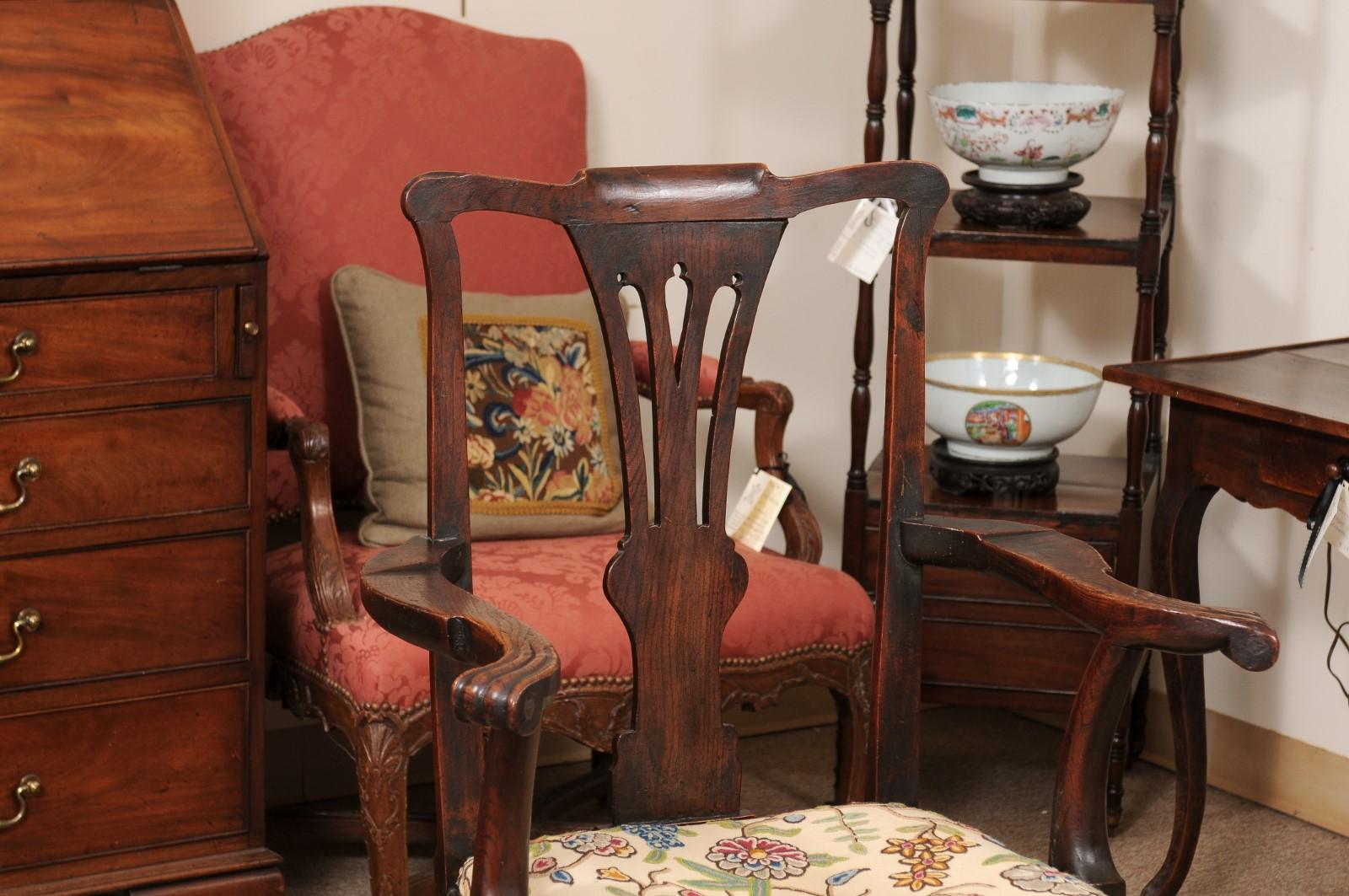 Grand fauteuil anglais George III du 18e siècle en orme avec assise en tissu crépon en vente 5
