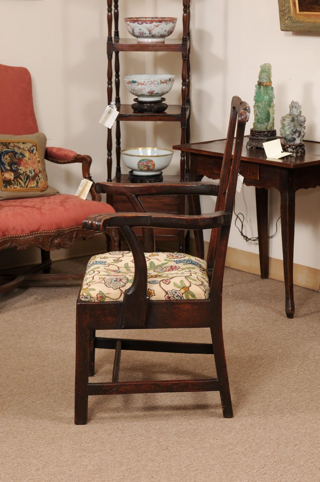 Anglais Grand fauteuil anglais George III du 18e siècle en orme avec assise en tissu crépon en vente