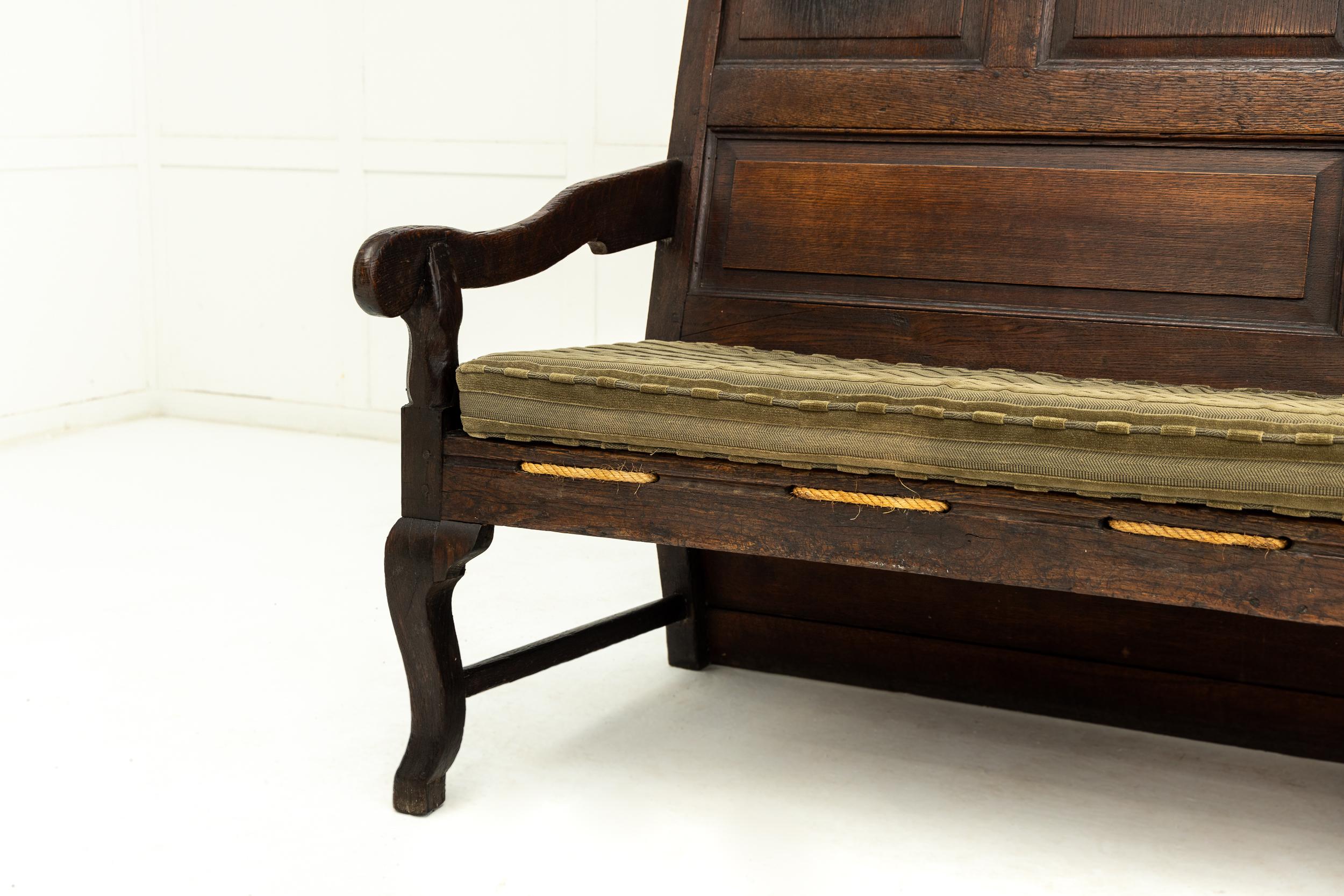 Ein englischer Eichenholzsessel aus dem 18. Jahrhundert mit großen, überdimensionalen Proportionen.

Mit einer fein getäfelten Rückenlehne von großer Höhe und lang genug, um bequem vier Personen zu sitzen, wird diese schöne Sitzgelegenheit von zwei