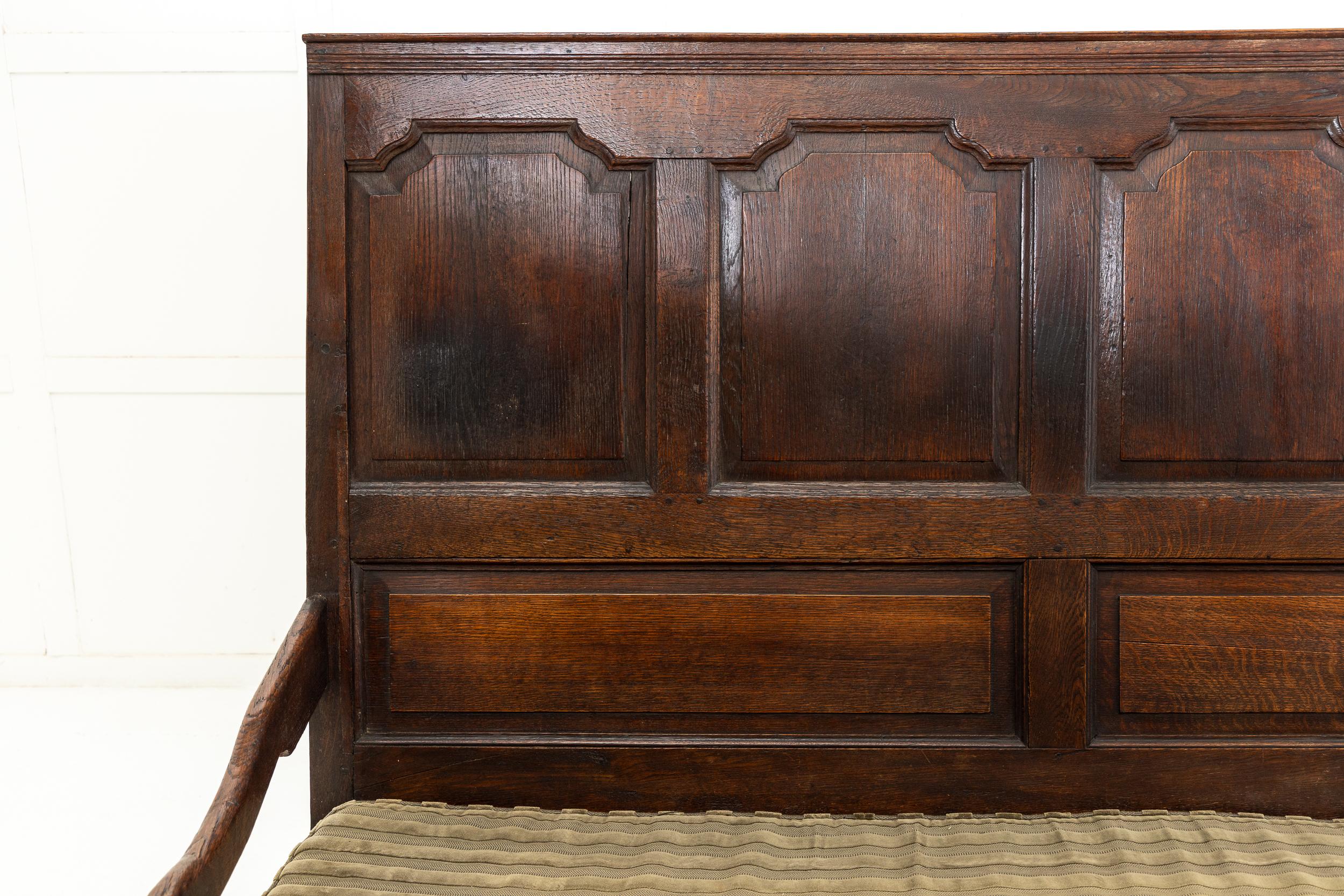 Large 18th Century English Oak Settle In Good Condition For Sale In Gloucestershire, GB