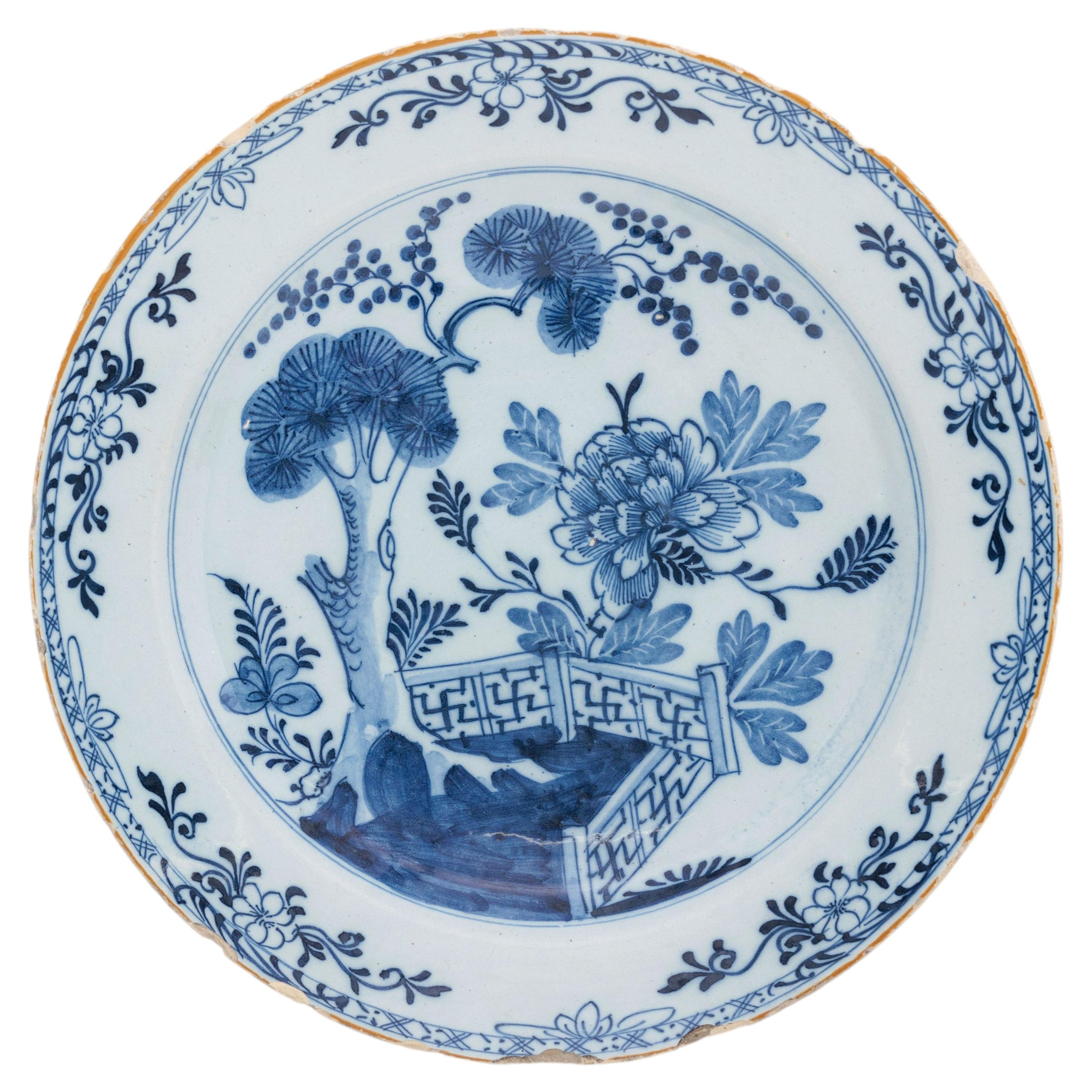 Grande piatto da portata in maiolica blu e bianca di Delft del XVIII secolo in stile chinoiserie