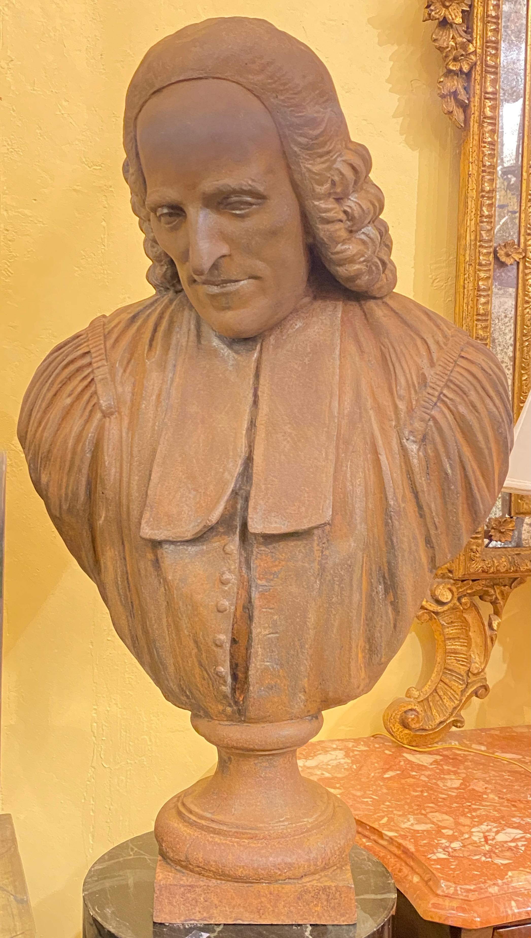 Beeindruckende, lebensgroße Büste aus Gusseisen eines Mannes, möglicherweise Jean Jacques Rousseau.
Eine hübsche, dekorative antike Statue für den Garten, die Gartenterrasse oder den Innenbereich. 
Dieser wurde in den 1970er Jahren in Frankreich