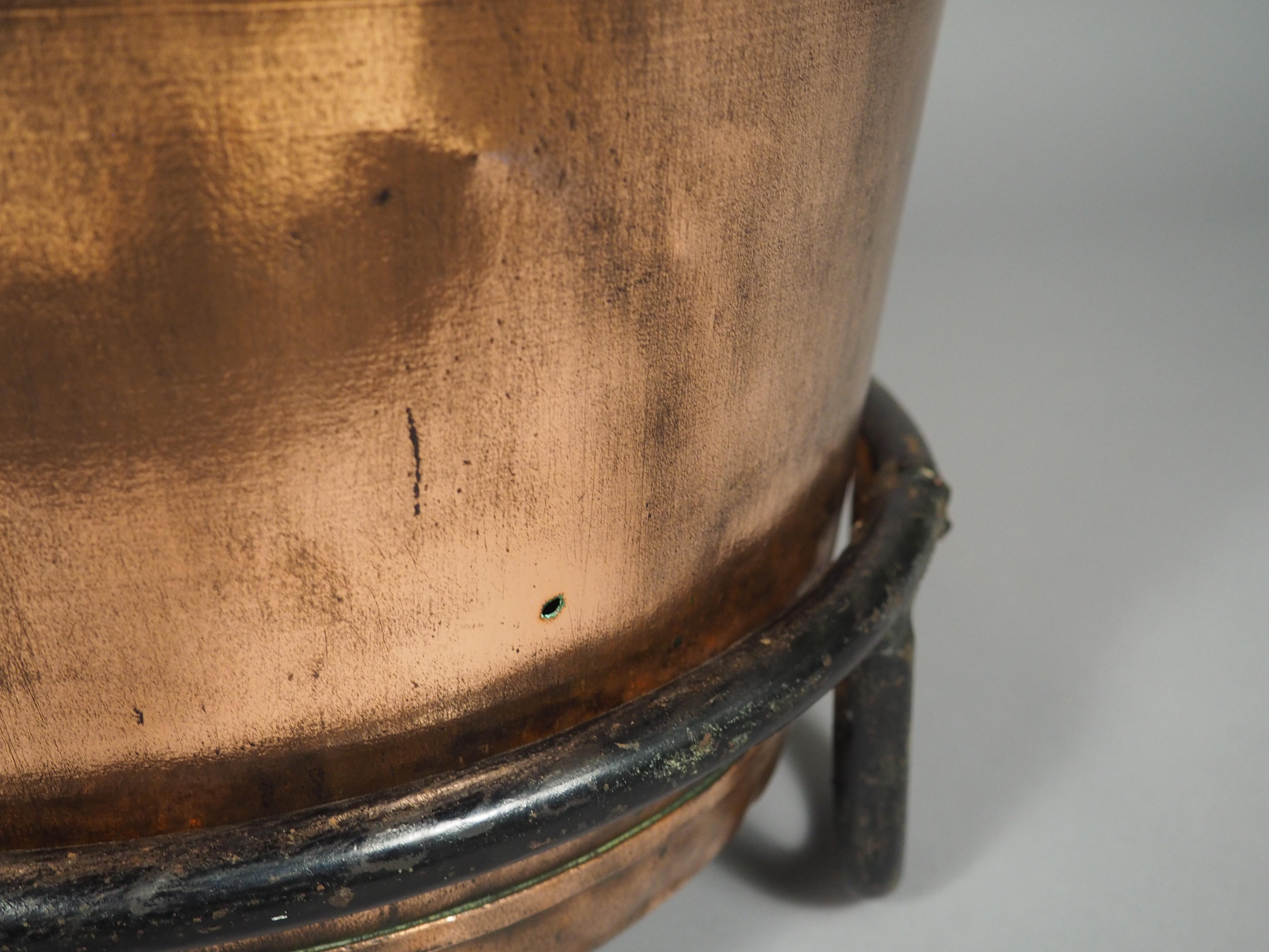 Große 18. Jahrhundert Französisch Kupfer Chateau Küche Wasserbehälter auf Eisen Unterstützung im Angebot 5