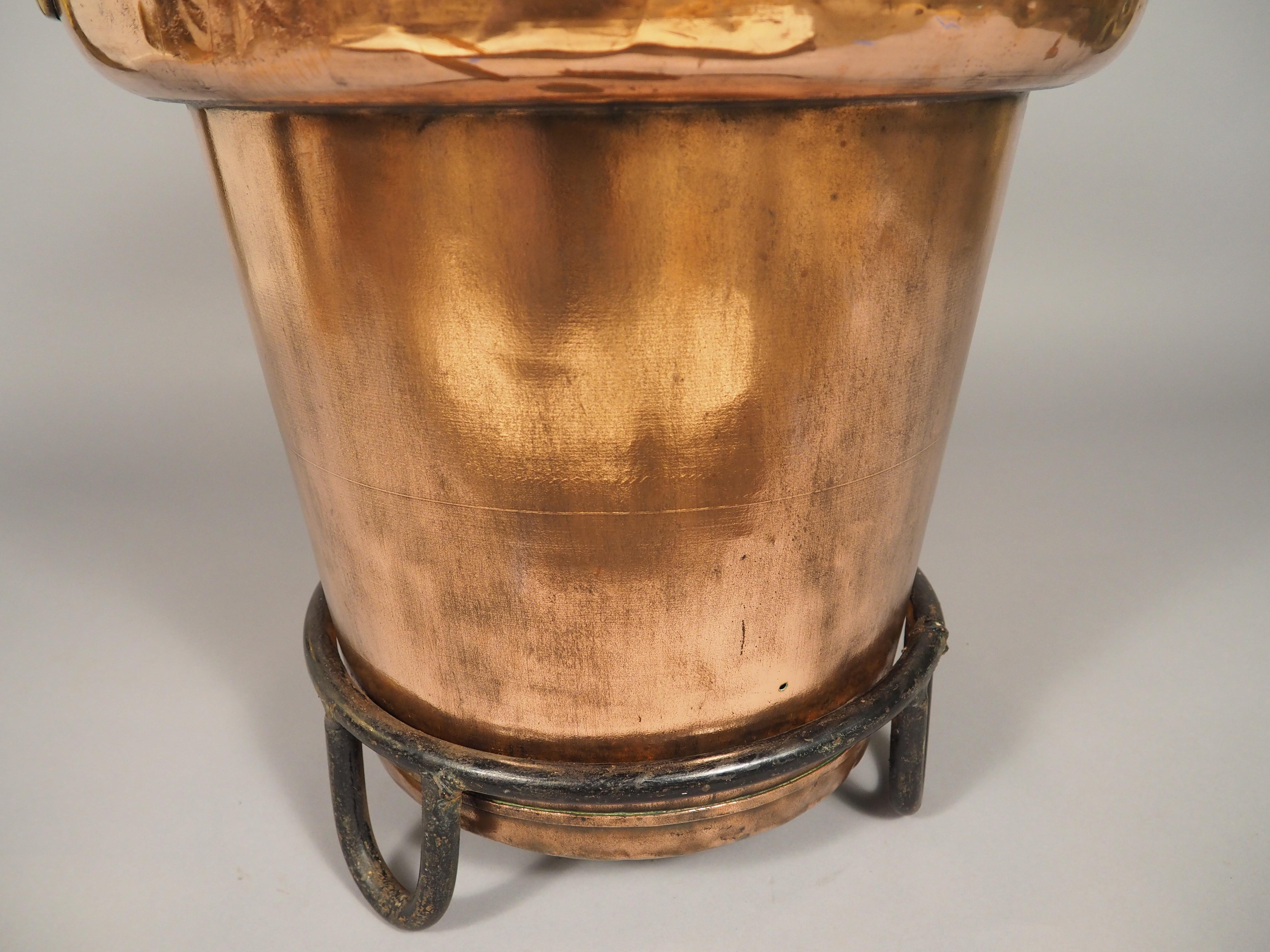 Große 18. Jahrhundert Französisch Kupfer Chateau Küche Wasserbehälter auf Eisen Unterstützung im Angebot 7