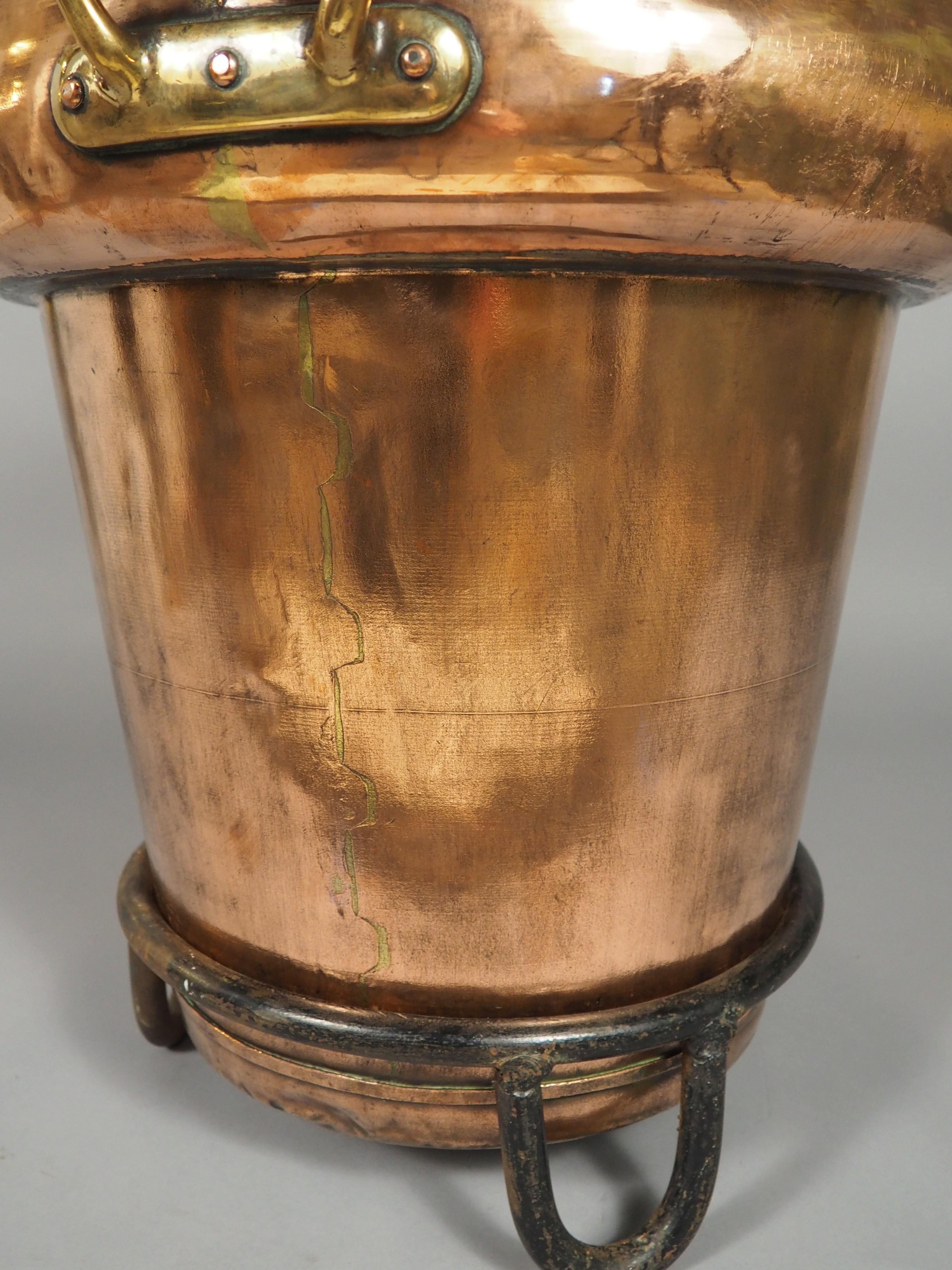 Große 18. Jahrhundert Französisch Kupfer Chateau Küche Wasserbehälter auf Eisen Unterstützung im Angebot 10