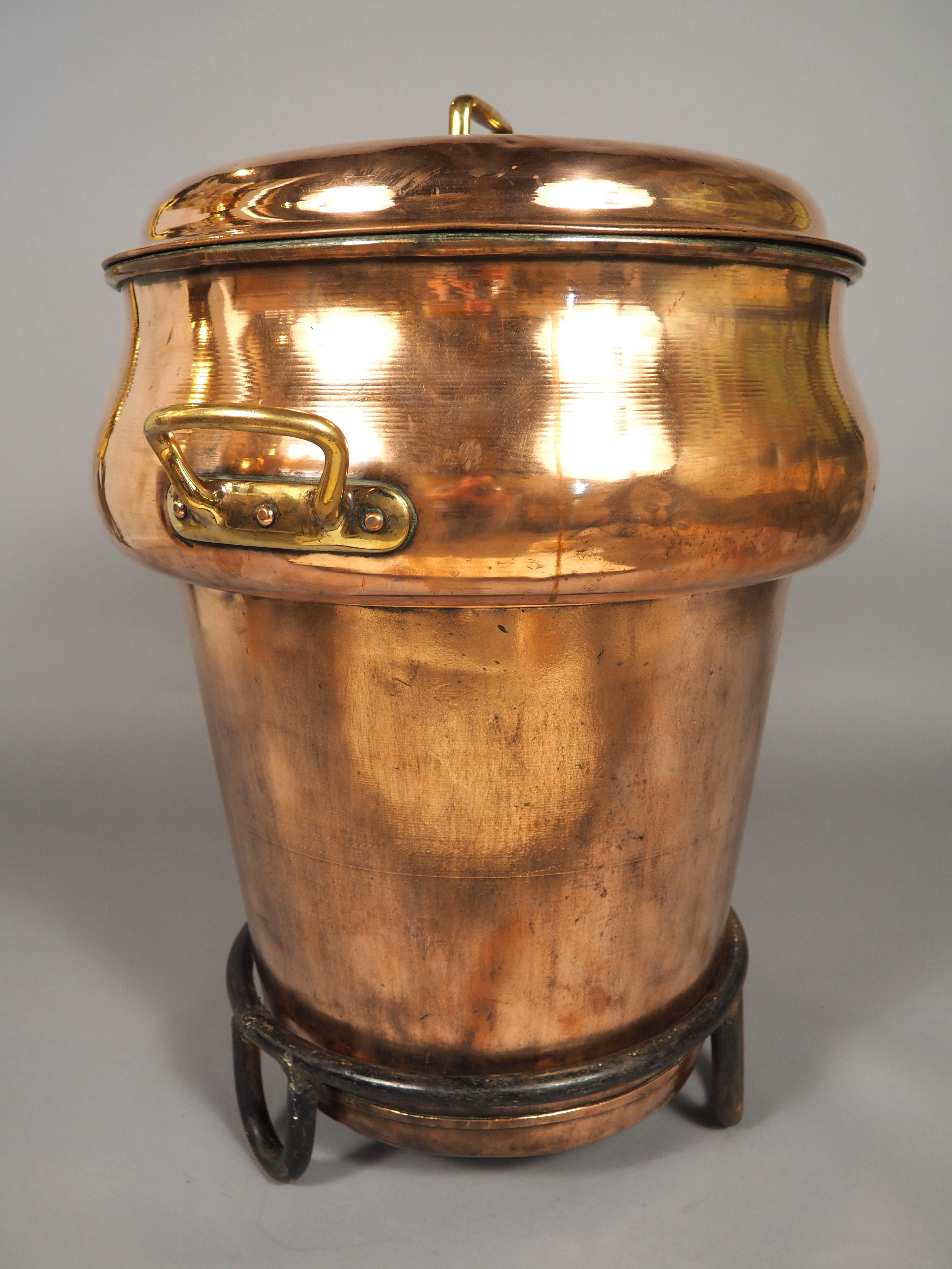 Große 18. Jahrhundert Französisch Kupfer Chateau Küche Wasserbehälter auf Eisen Unterstützung im Angebot 12