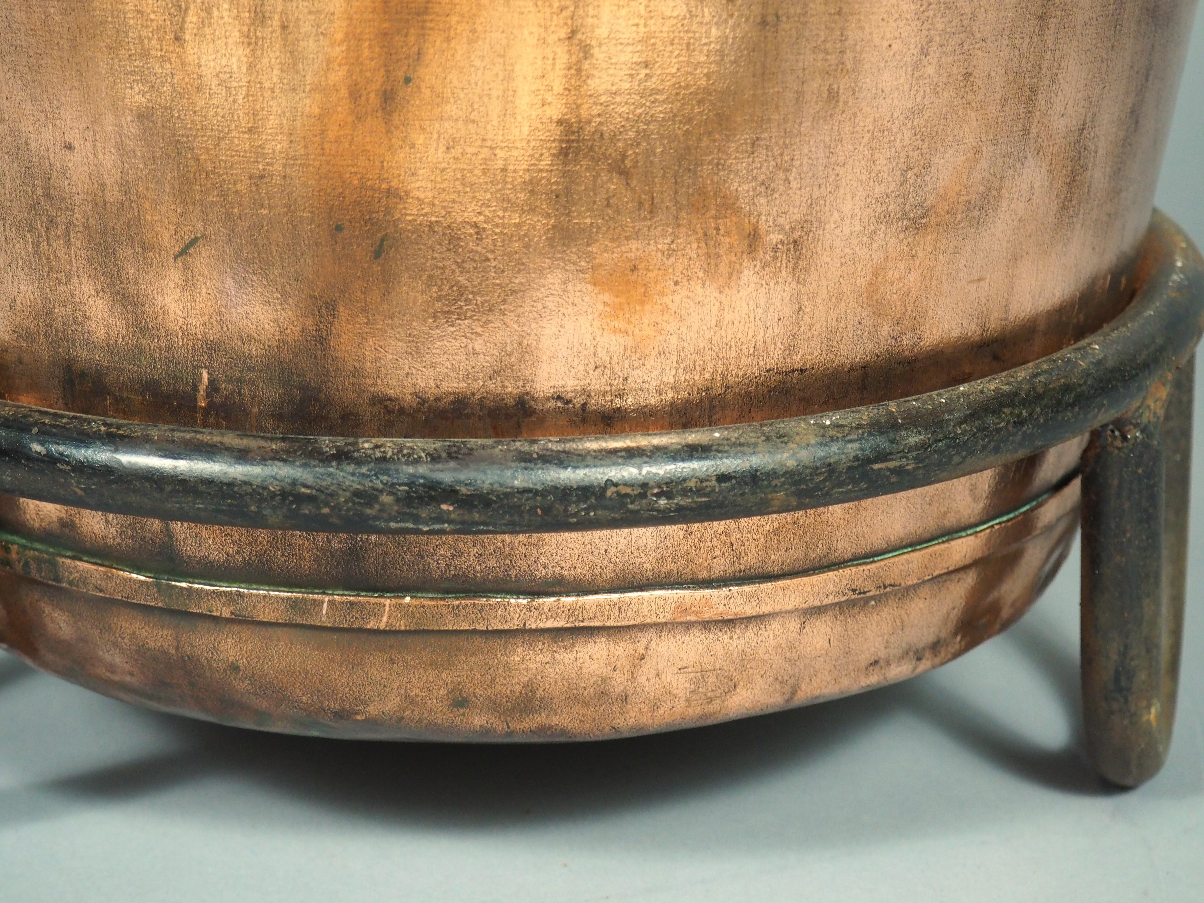 Große 18. Jahrhundert Französisch Kupfer Chateau Küche Wasserbehälter auf Eisen Unterstützung im Angebot 14