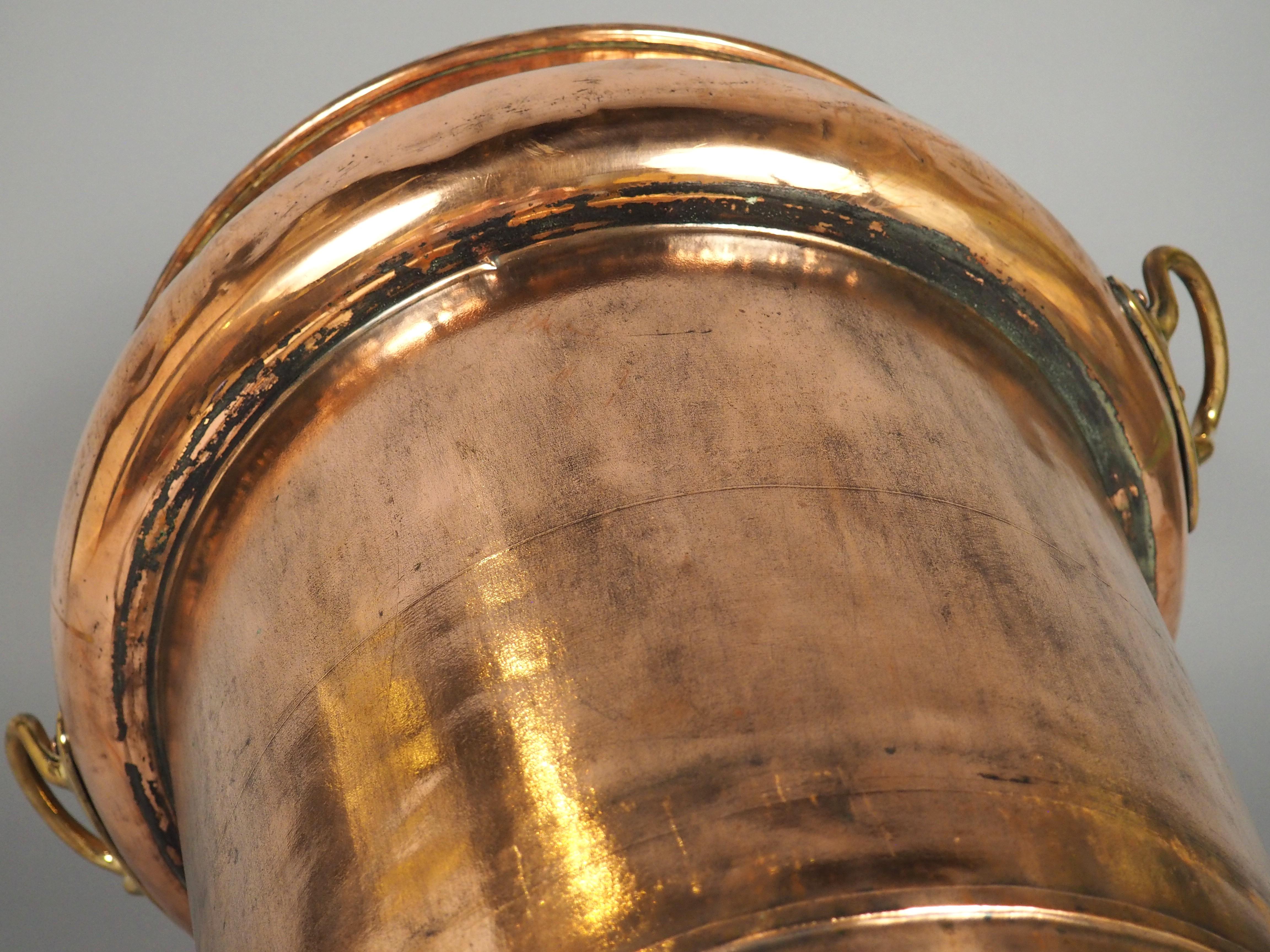 Große 18. Jahrhundert Französisch Kupfer Chateau Küche Wasserbehälter auf Eisen Unterstützung im Zustand „Gut“ im Angebot in Dallas, TX