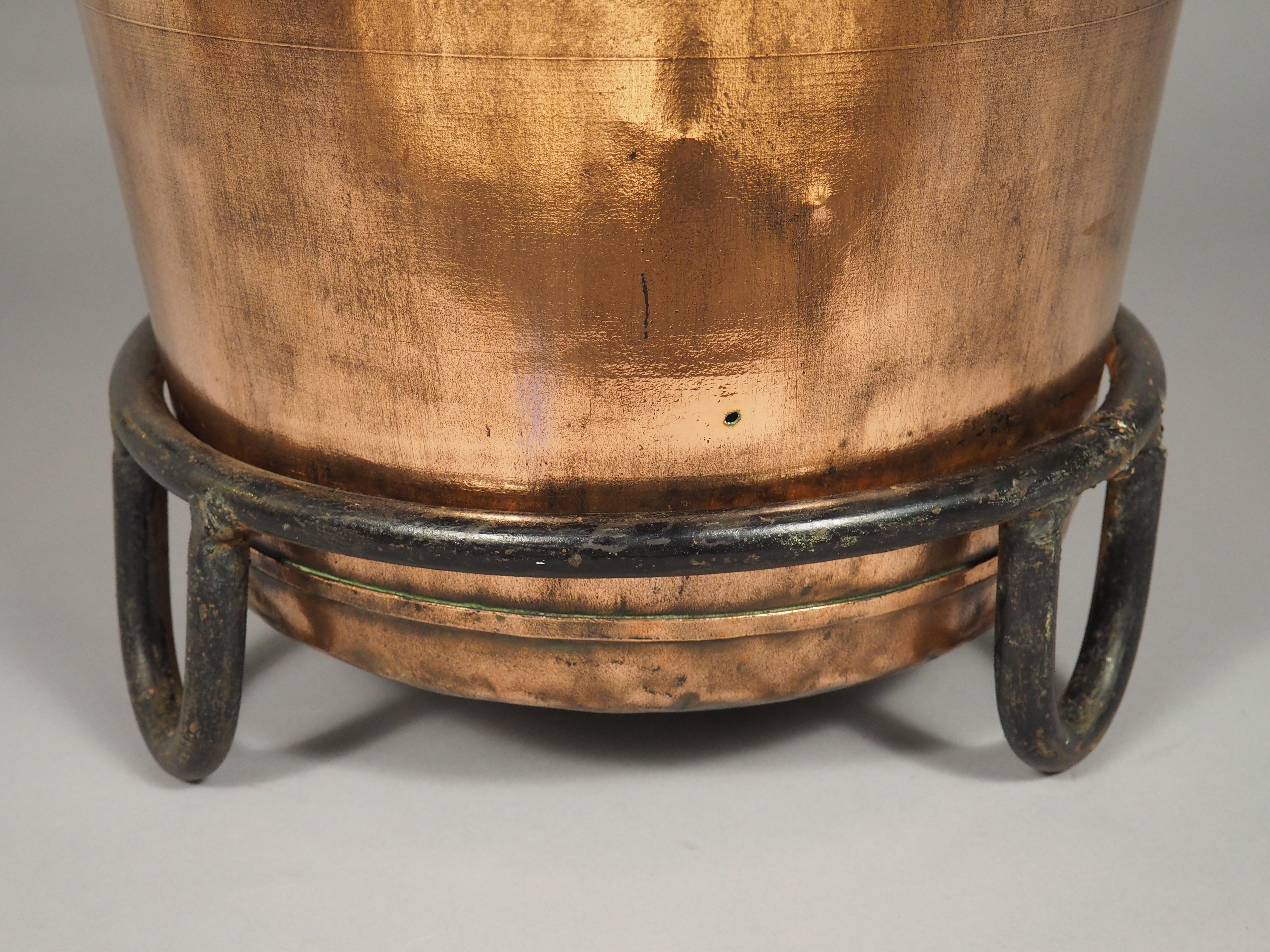 Große 18. Jahrhundert Französisch Kupfer Chateau Küche Wasserbehälter auf Eisen Unterstützung (18. Jahrhundert und früher) im Angebot