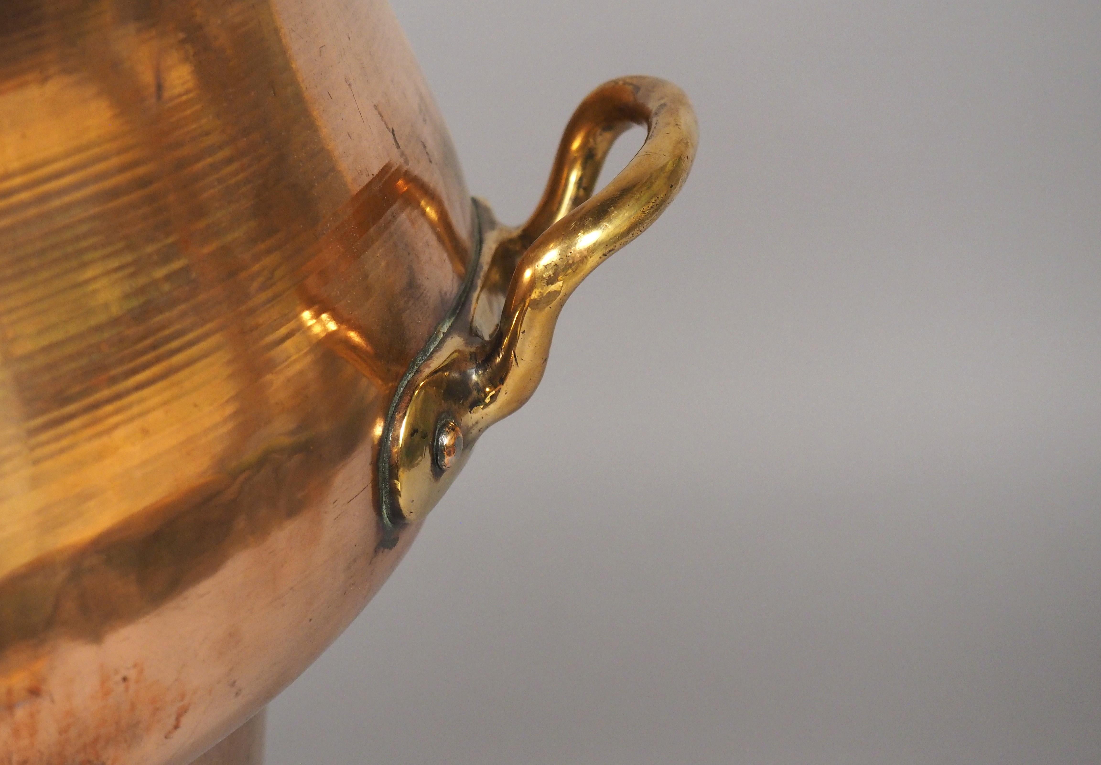 Große 18. Jahrhundert Französisch Kupfer Chateau Küche Wasserbehälter auf Eisen Unterstützung im Angebot 1