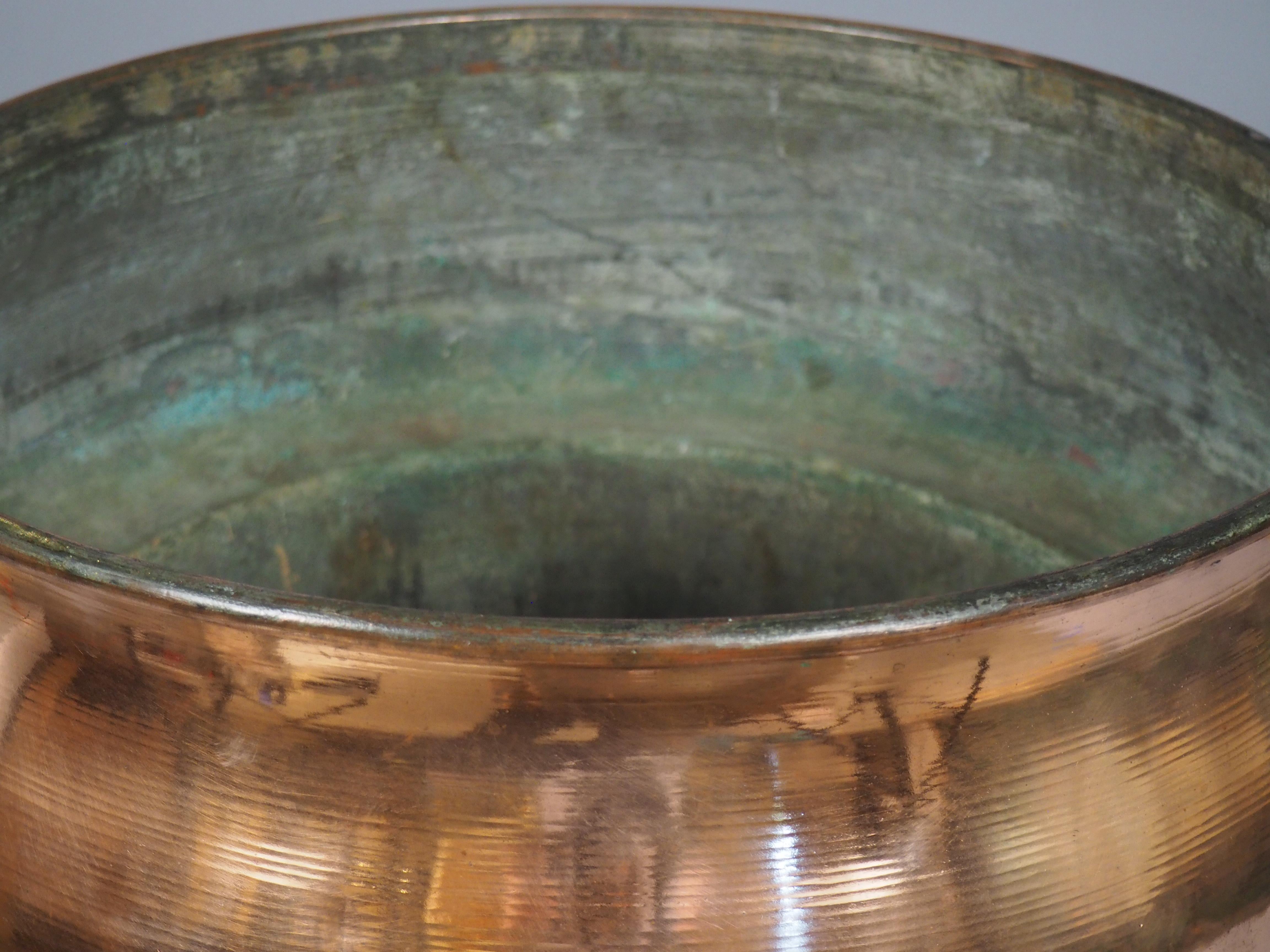 Große 18. Jahrhundert Französisch Kupfer Chateau Küche Wasserbehälter auf Eisen Unterstützung im Angebot 2