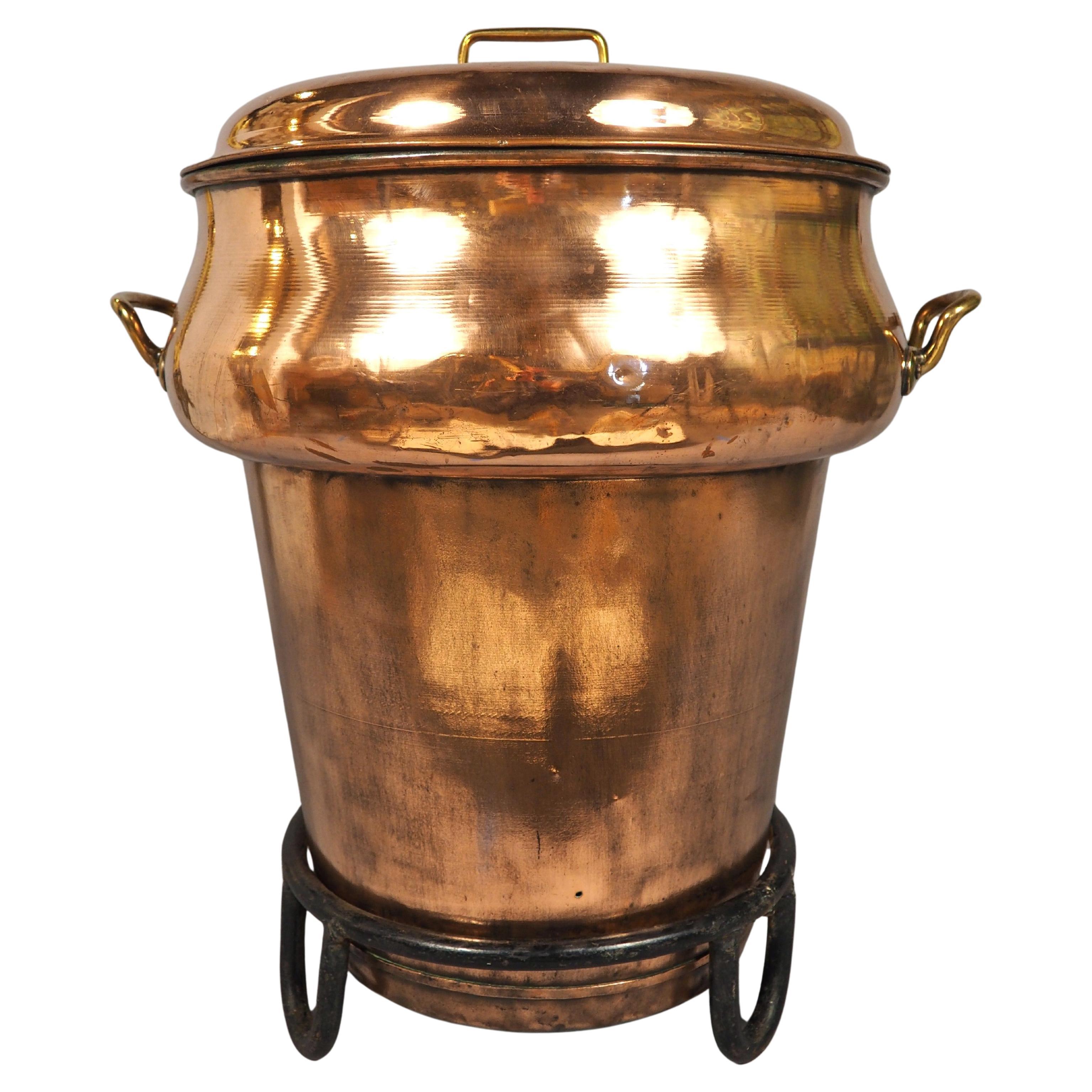 Grande vaso da cucina Chateau francese del XVIII secolo in rame su supporto in ferro