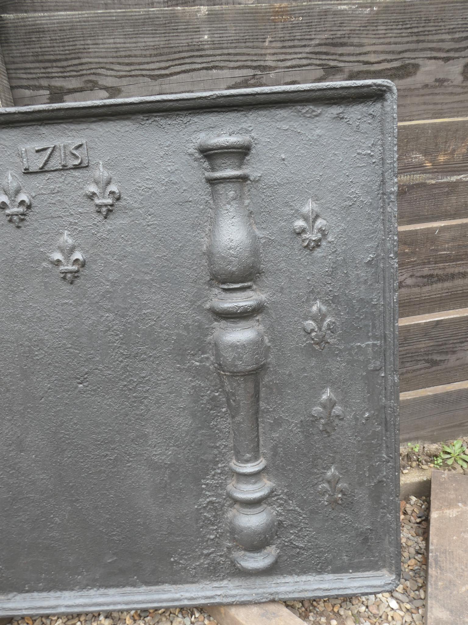 Large 18th Century French Fireback / Backsplash with Pillars and Fleurs De Lys In Good Condition For Sale In Amerongen, NL
