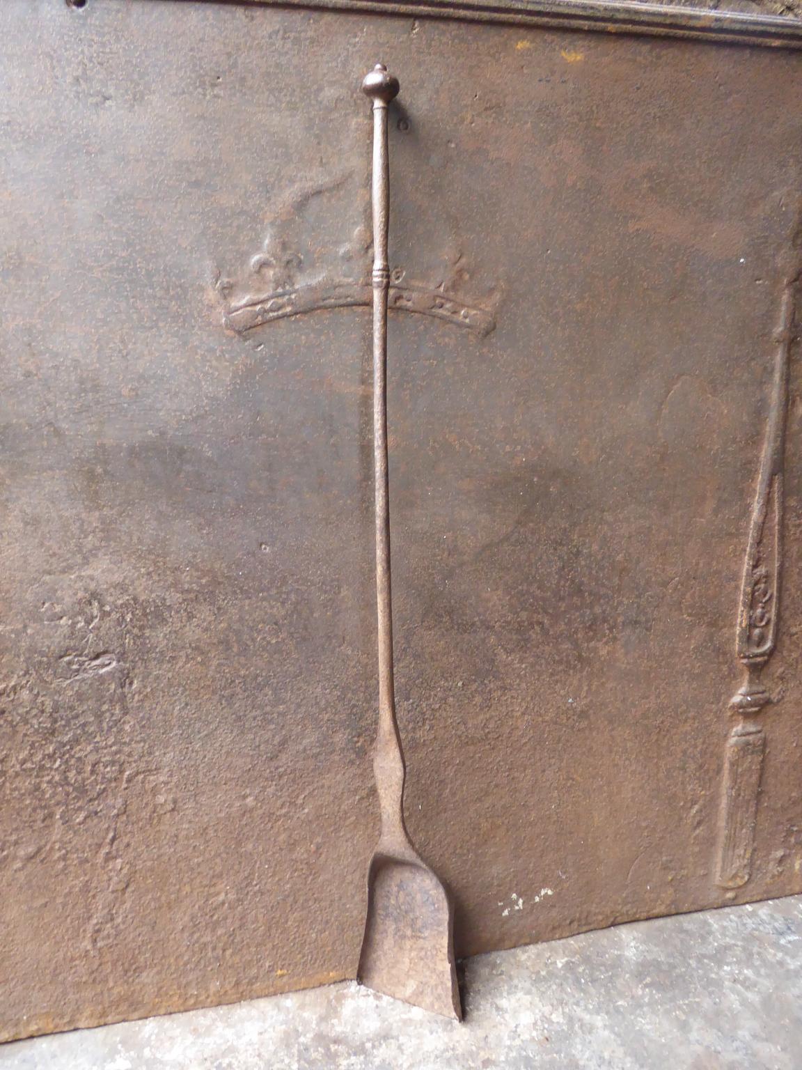 Large 18th century French fireplace shovel made of wrought iron. The shovel is in a good condition.