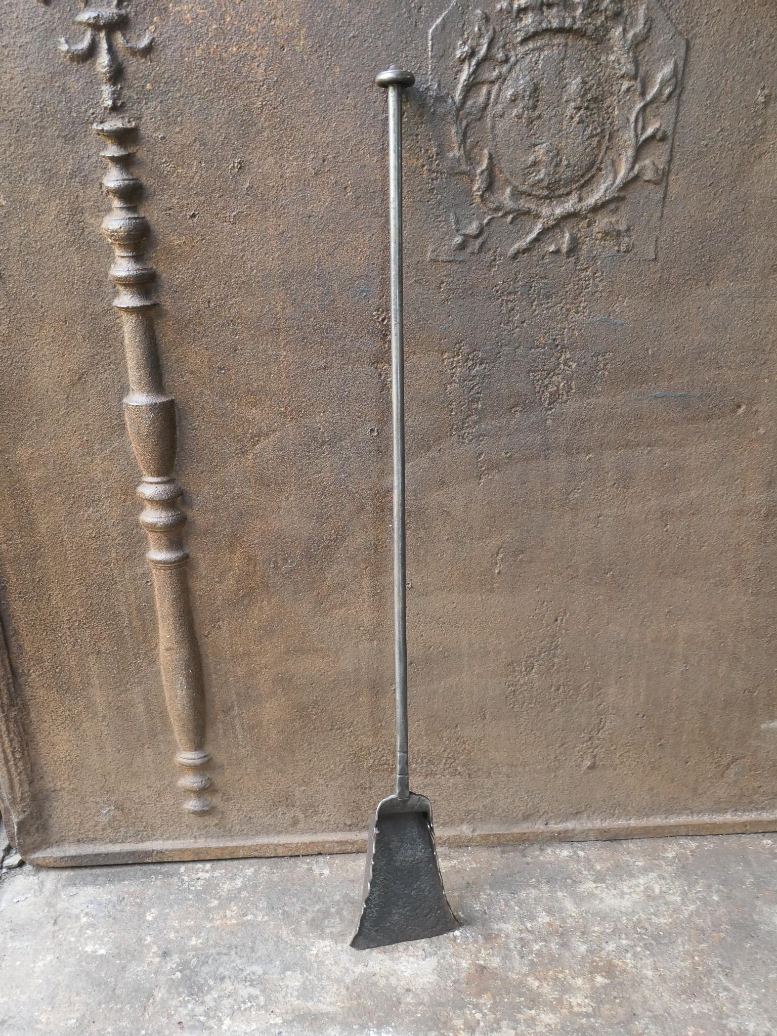 Grande pala da camino francese del XVIII secolo, forgiata a mano in ferro battuto. Lo stile è Luigi XV e risale a quel periodo. La pala è in buone condizioni.