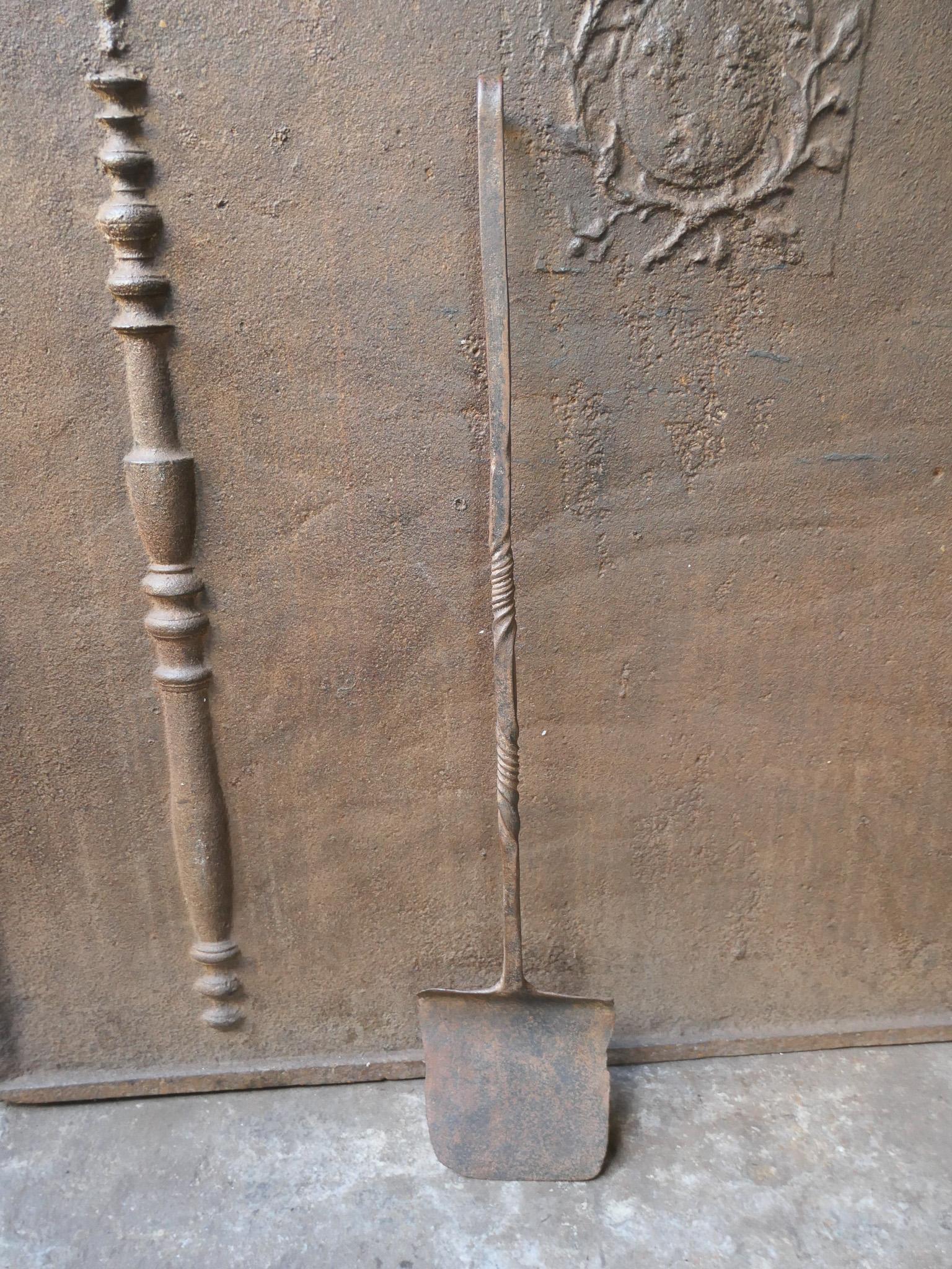 Large 18th century French fireplace shovel, hand forged of wrought iron. The shovel is in a good condition.