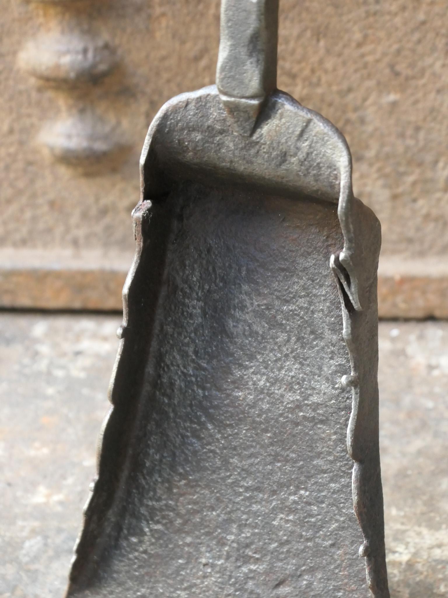 Ferro battuto Grande pala da camino o pala da fuoco francese del XVIII secolo in vendita