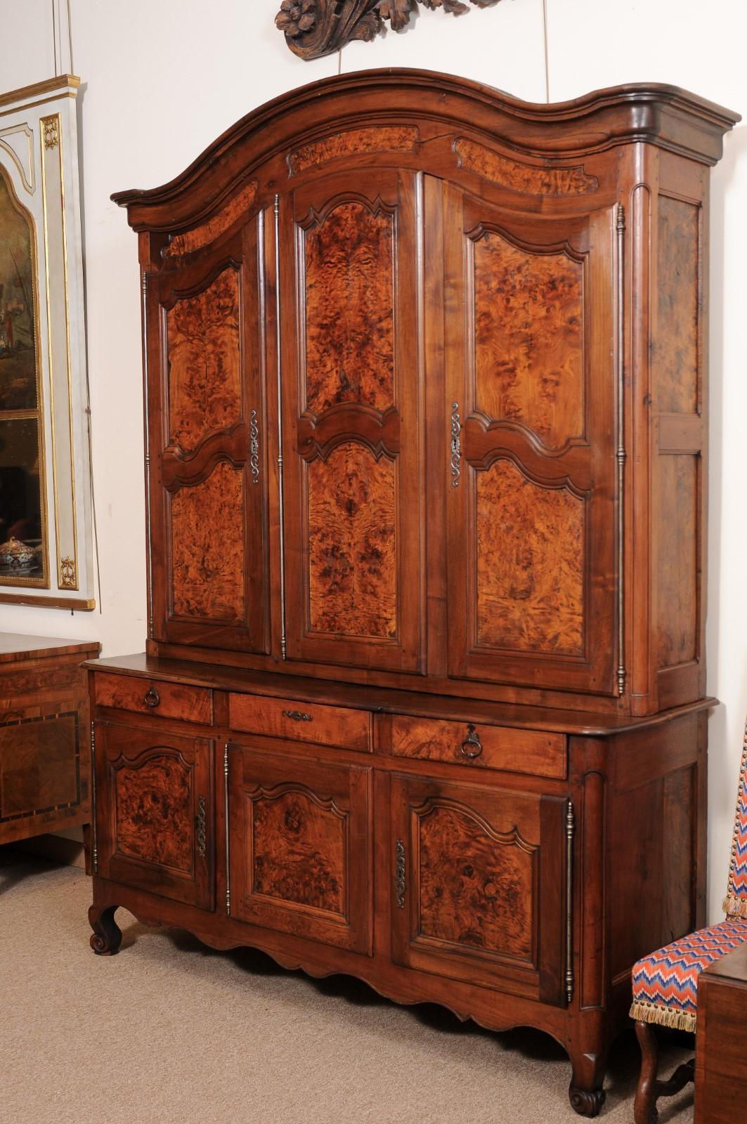 Large 18th Century French Louis XV Buffet deux Corps in Burled Elm & Walnut For Sale 1