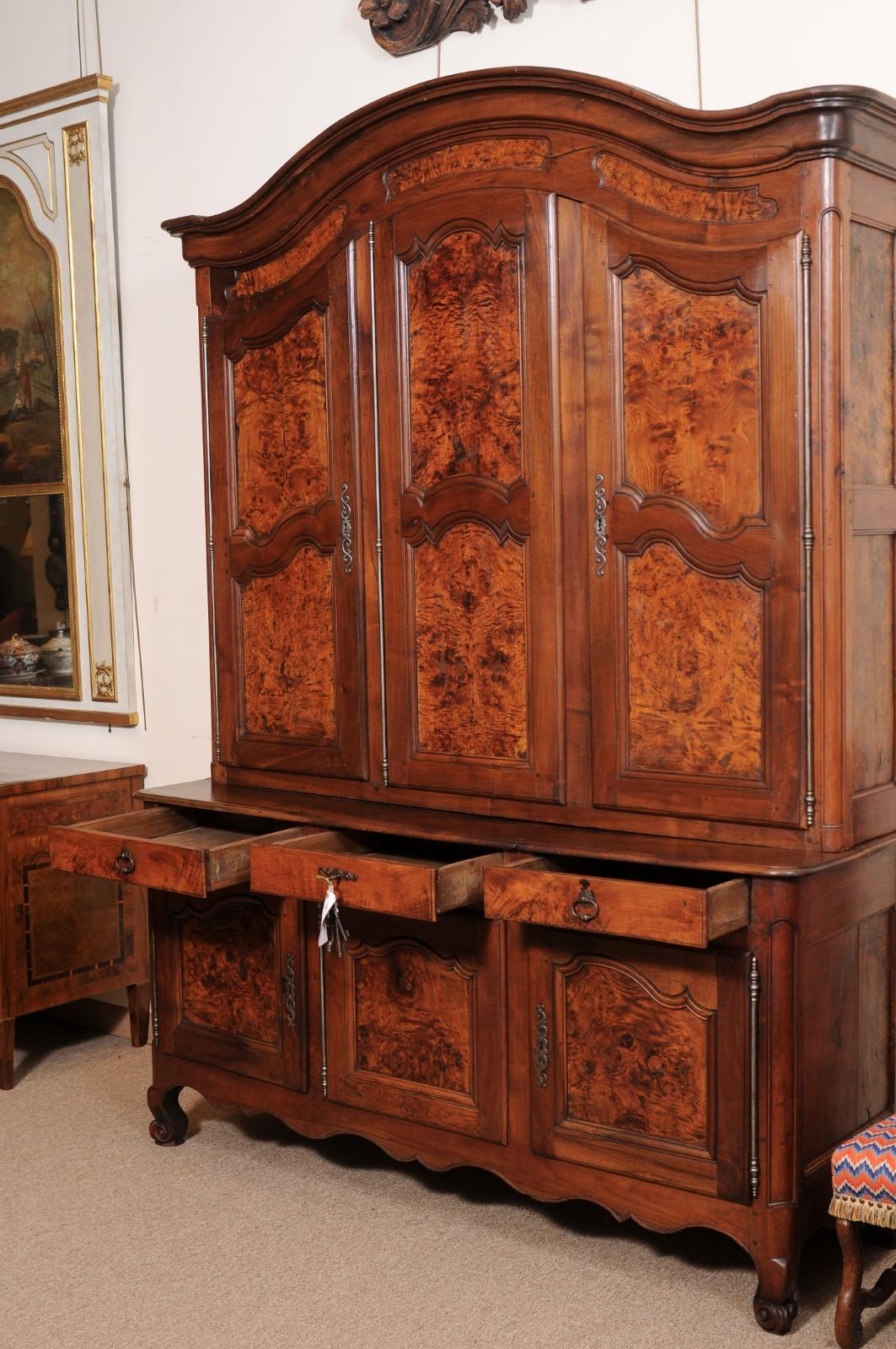 Large 18th Century French Louis XV Buffet deux Corps in Burled Elm & Walnut For Sale 2