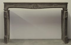 Großer französischer Louis XV.-Kaminsims aus Lavastein aus dem 18. Jahrhundert