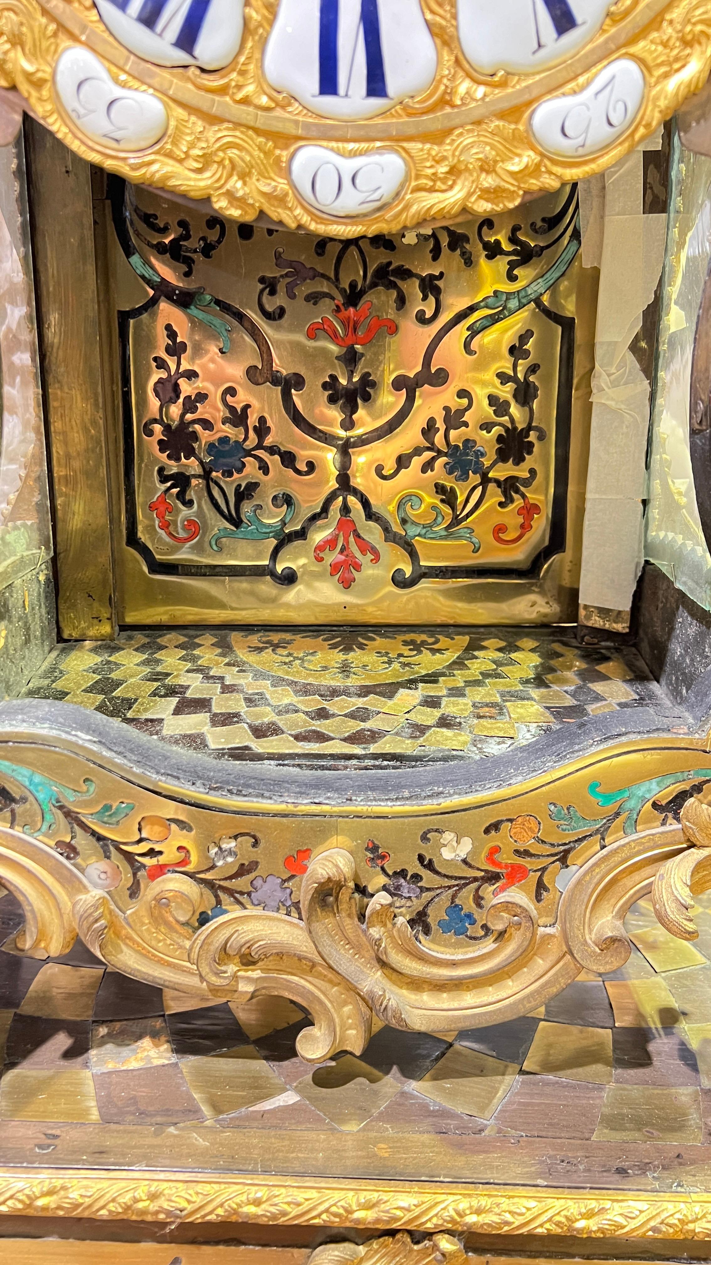 Grande boulle Louis XV du 18ème siècle en bronze doré incrusté  Horloge de cheminée en vente 4
