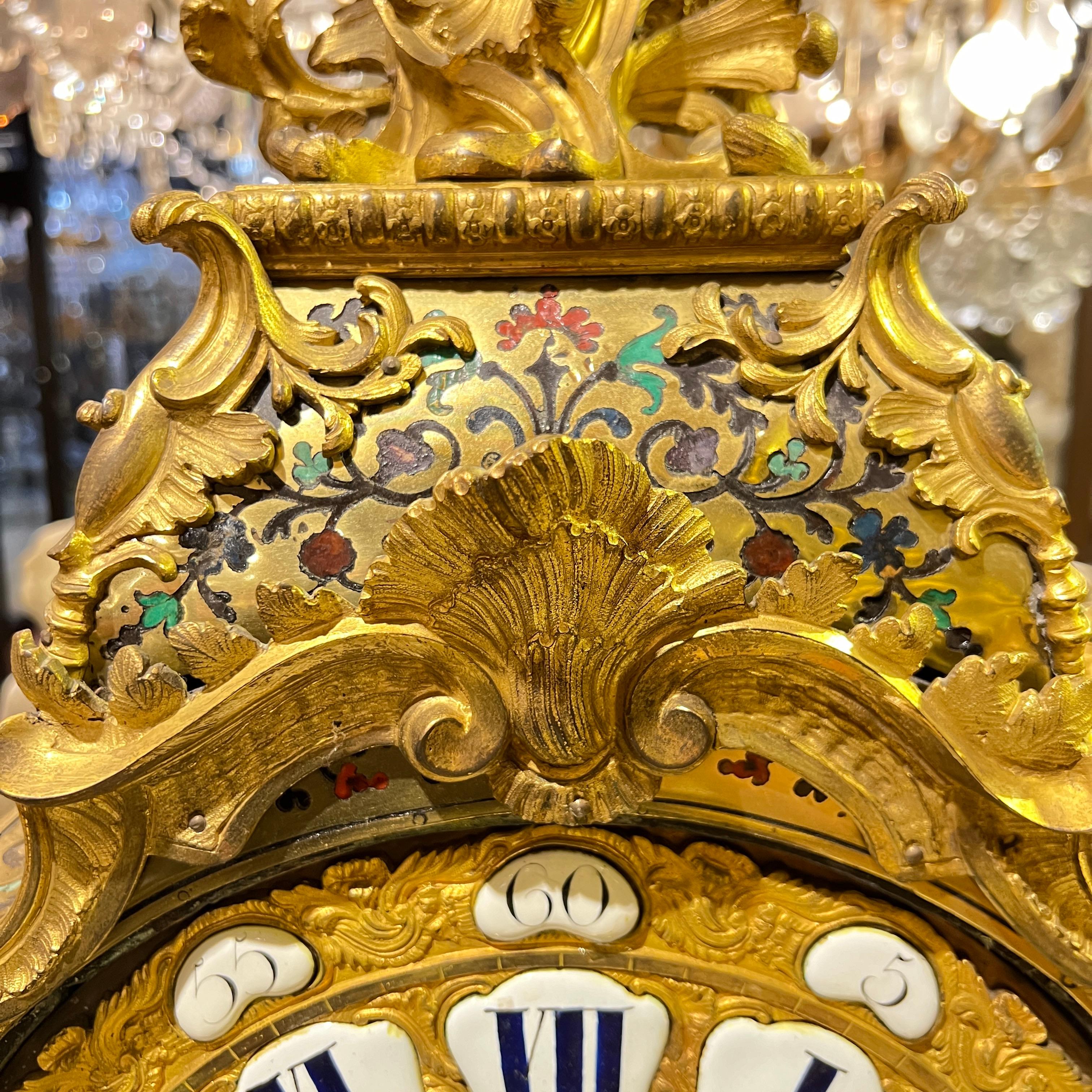 Grande boulle Louis XV du 18ème siècle en bronze doré incrusté  Horloge de cheminée en vente 5