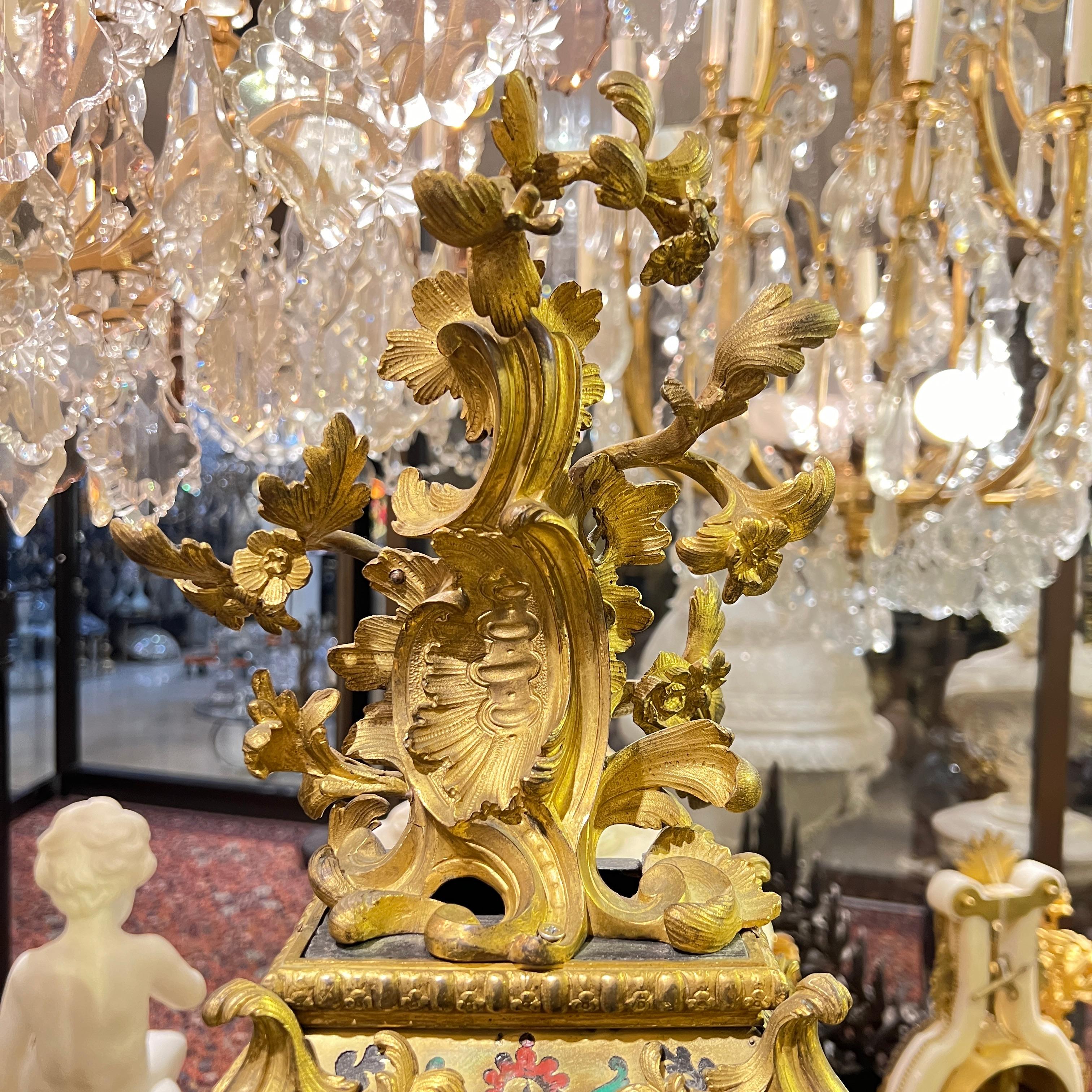 Grande boulle Louis XV du 18ème siècle en bronze doré incrusté  Horloge de cheminée en vente 6