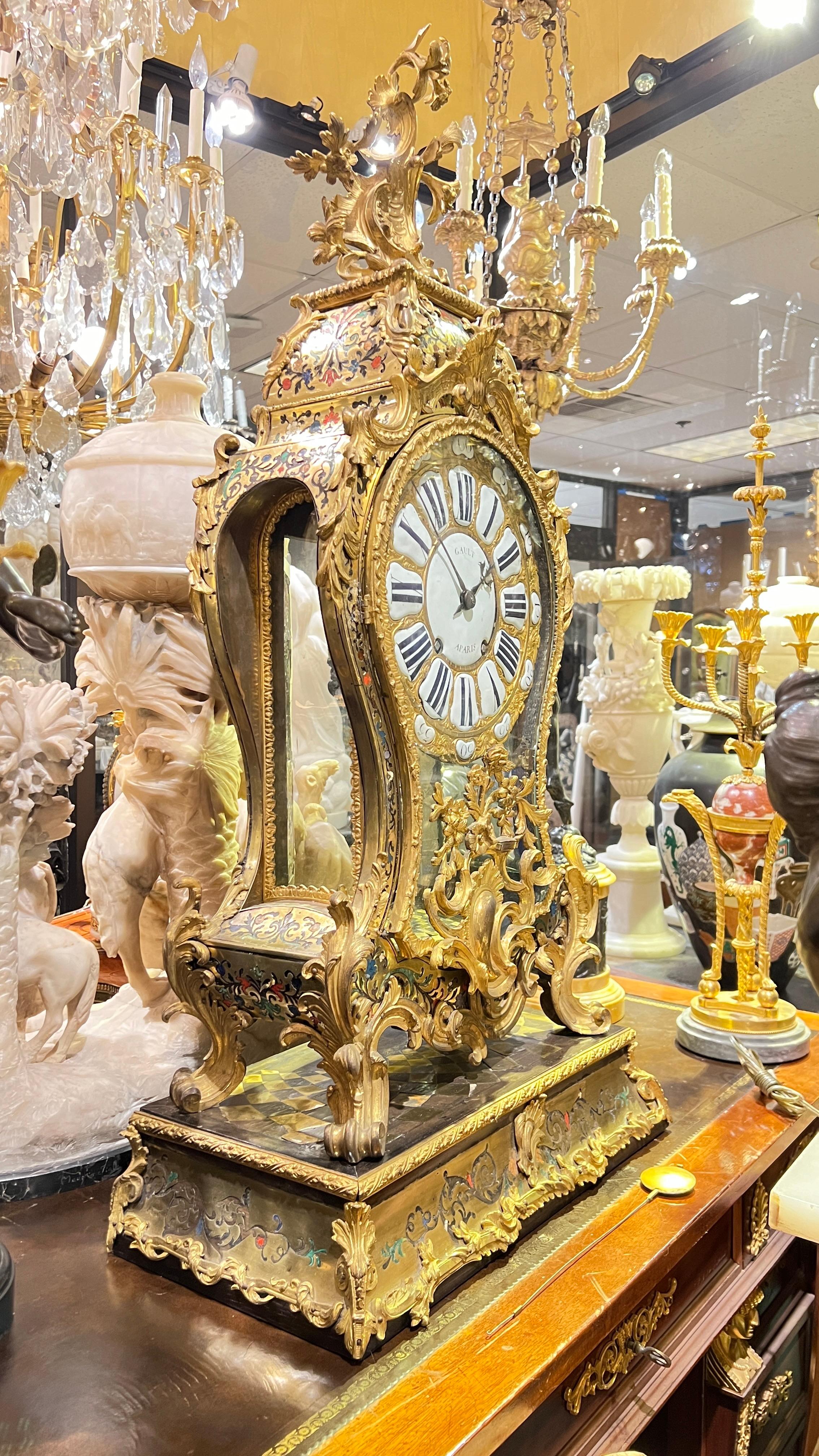 Grande boulle Louis XV du 18ème siècle en bronze doré incrusté  Horloge de cheminée en vente 9