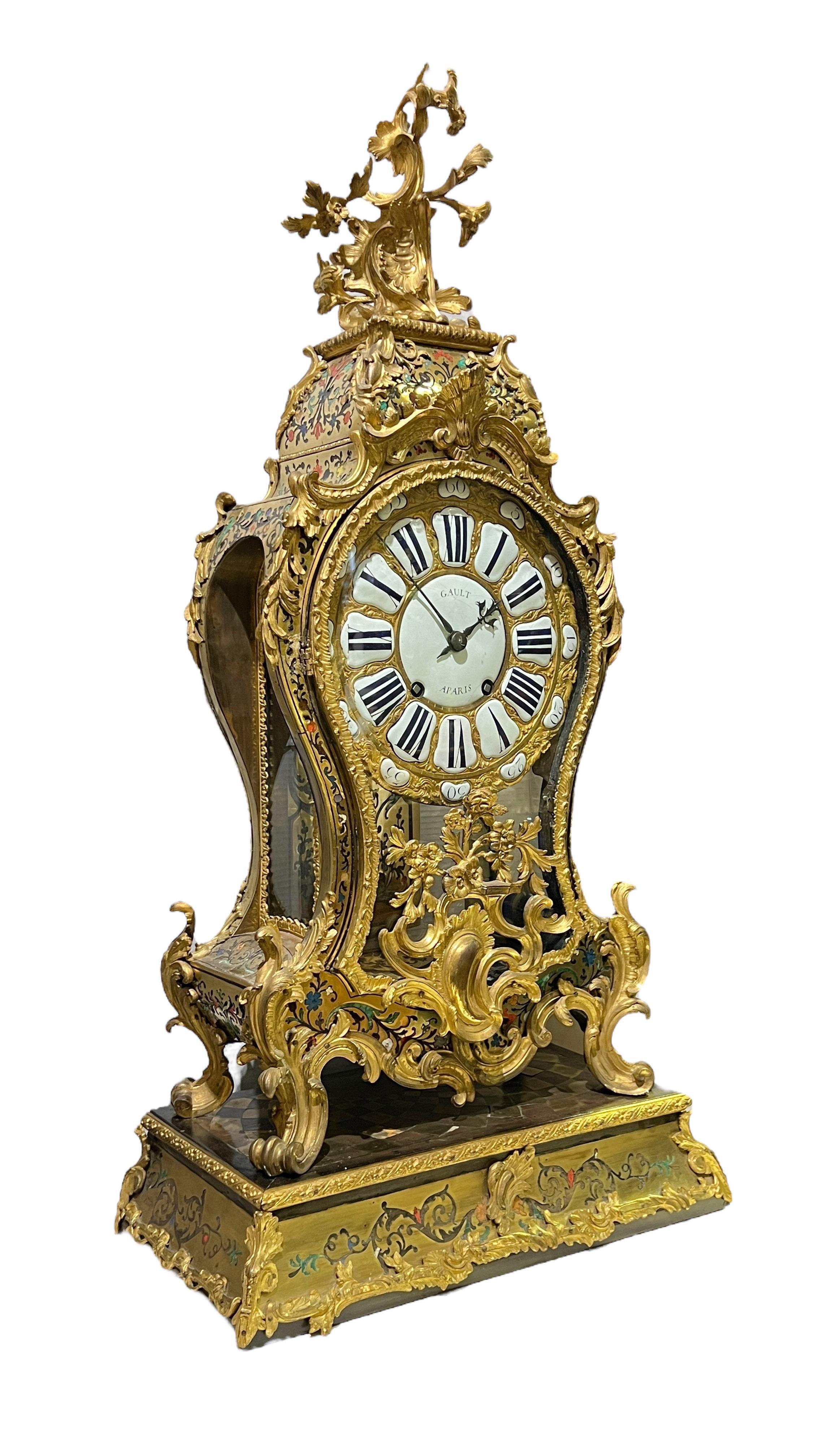 Très grande pendule de cheminée en bronze doré d'époque Louis XV, avec des décorations en laiton et émail incrustées de style Boulle, avec pendule d'origine. Par le fabricant parisien Denis Gault, vers 1740-1760.