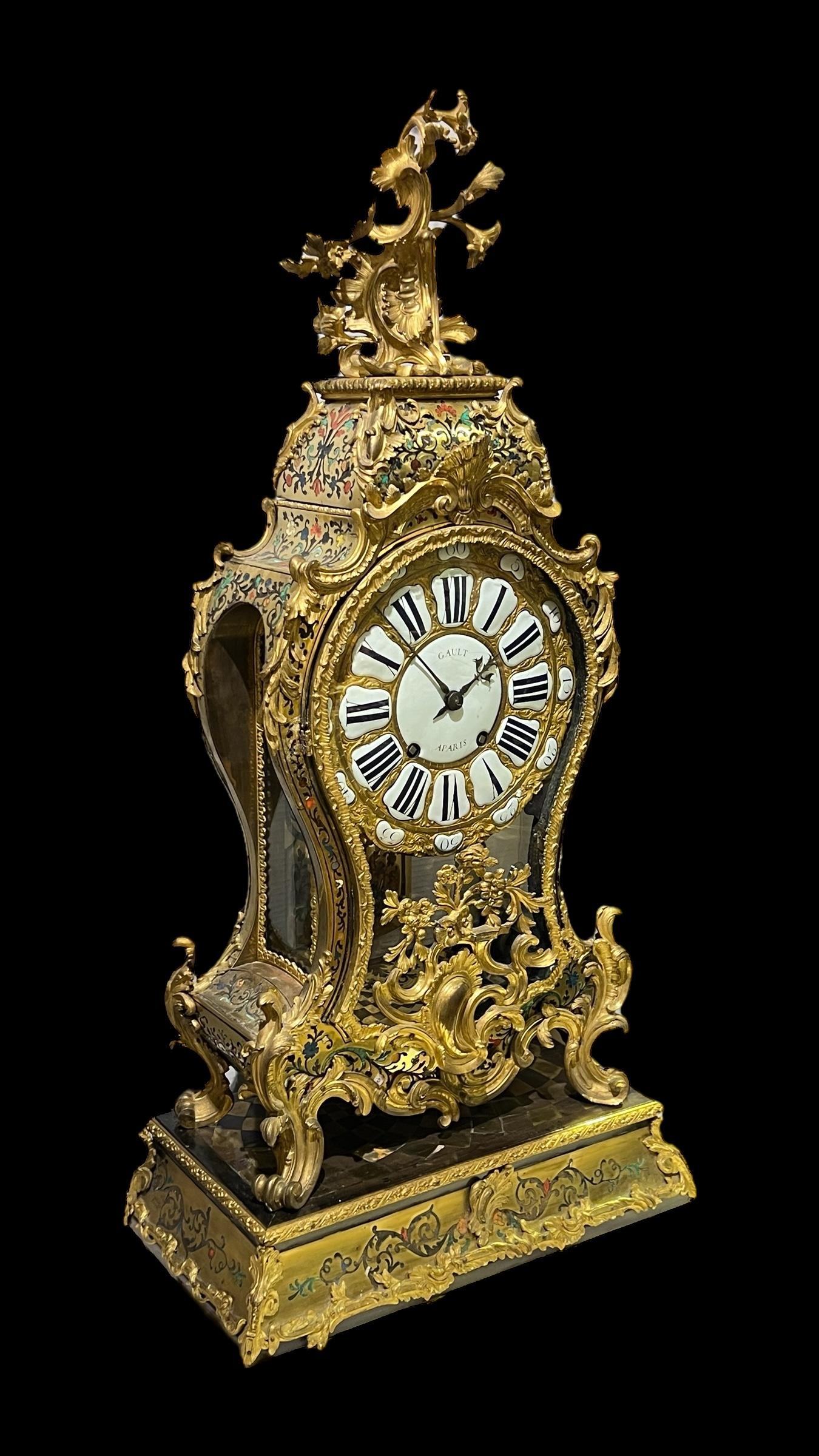 Français Grande boulle Louis XV du 18ème siècle en bronze doré incrusté  Horloge de cheminée en vente