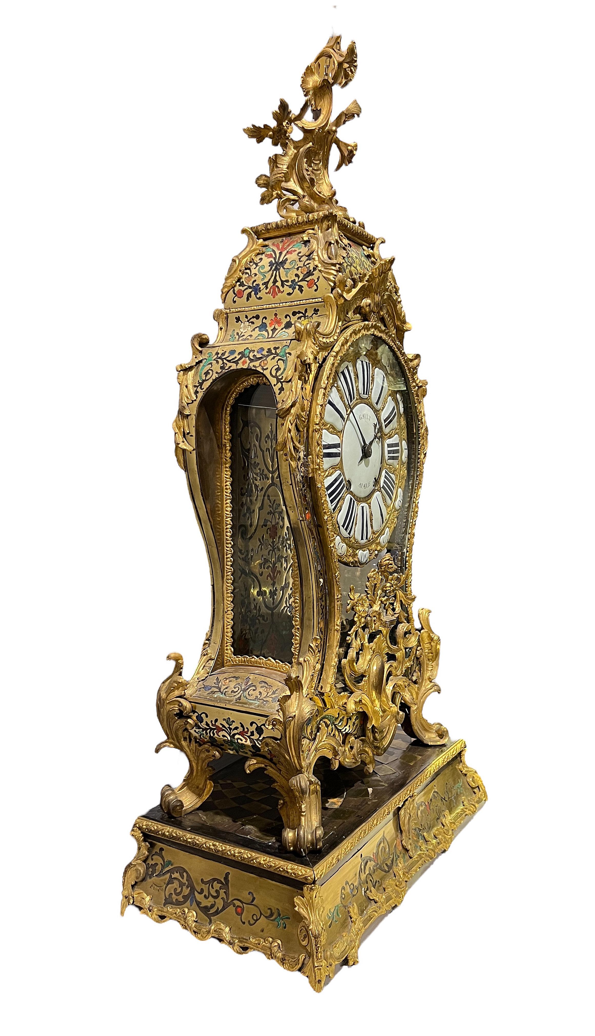Grande boulle Louis XV du 18ème siècle en bronze doré incrusté  Horloge de cheminée Bon état - En vente à New York, NY