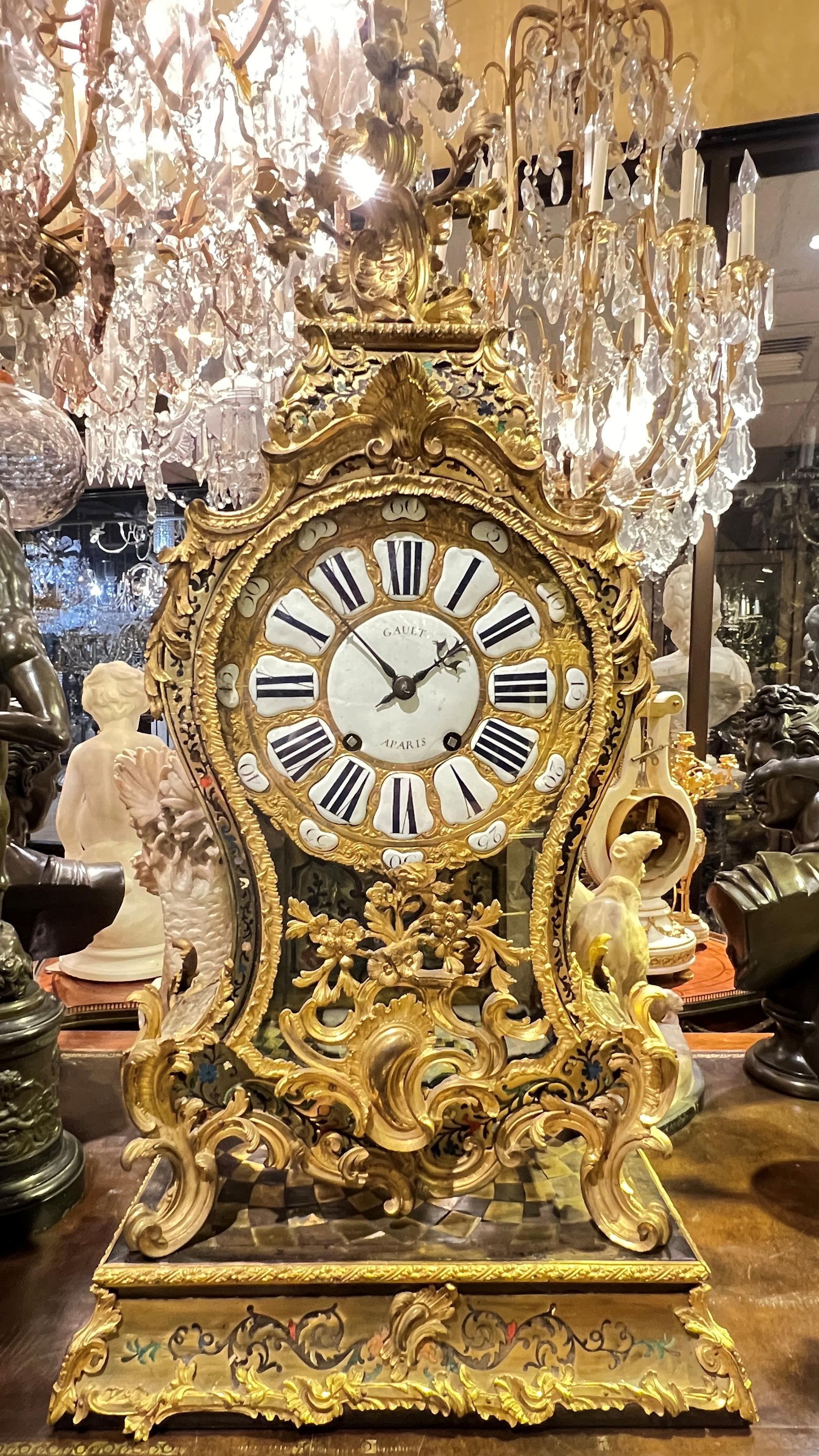 XVIIIe siècle et antérieur Grande boulle Louis XV du 18ème siècle en bronze doré incrusté  Horloge de cheminée en vente