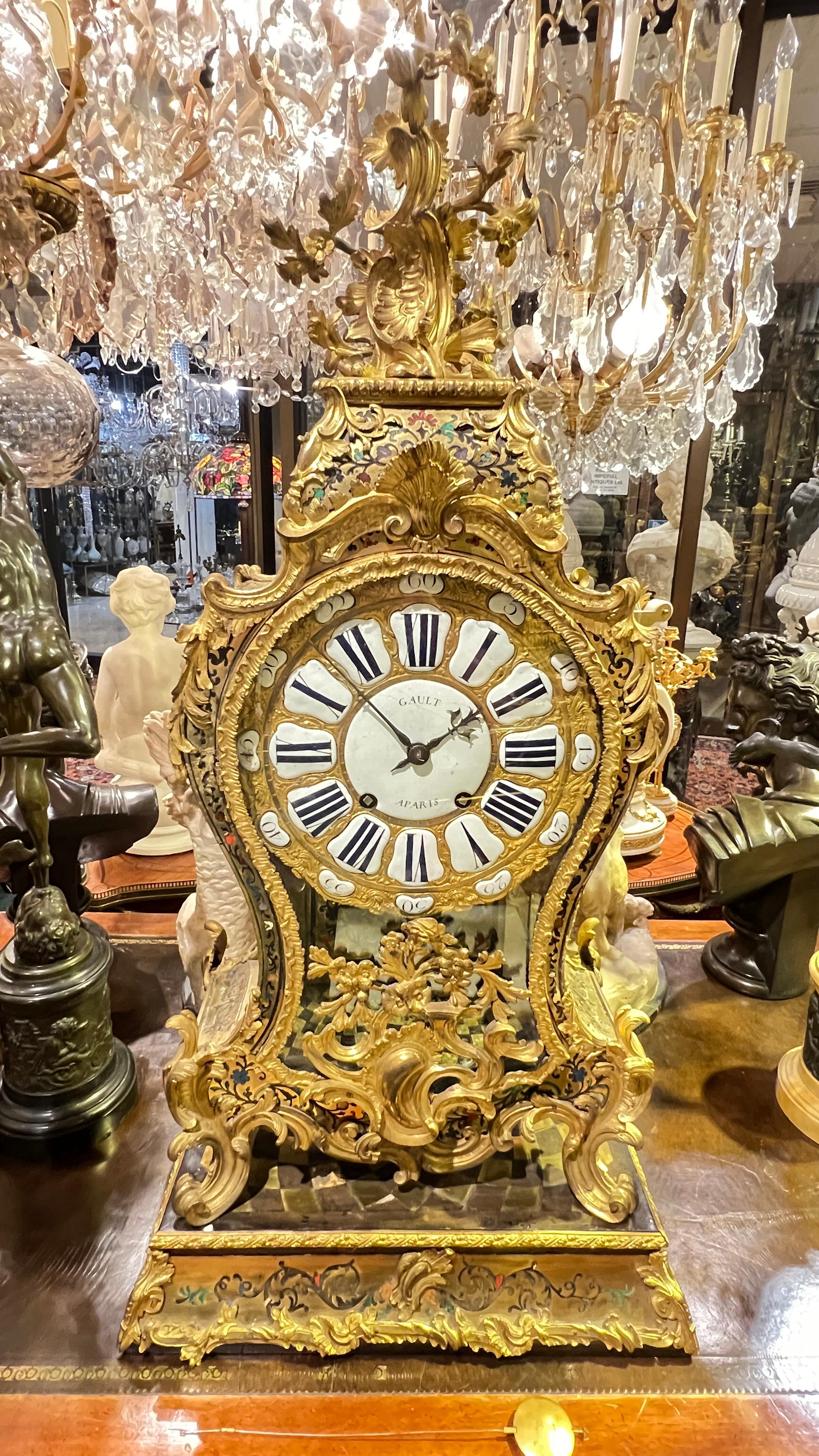 Bronze Grande boulle Louis XV du 18ème siècle en bronze doré incrusté  Horloge de cheminée en vente