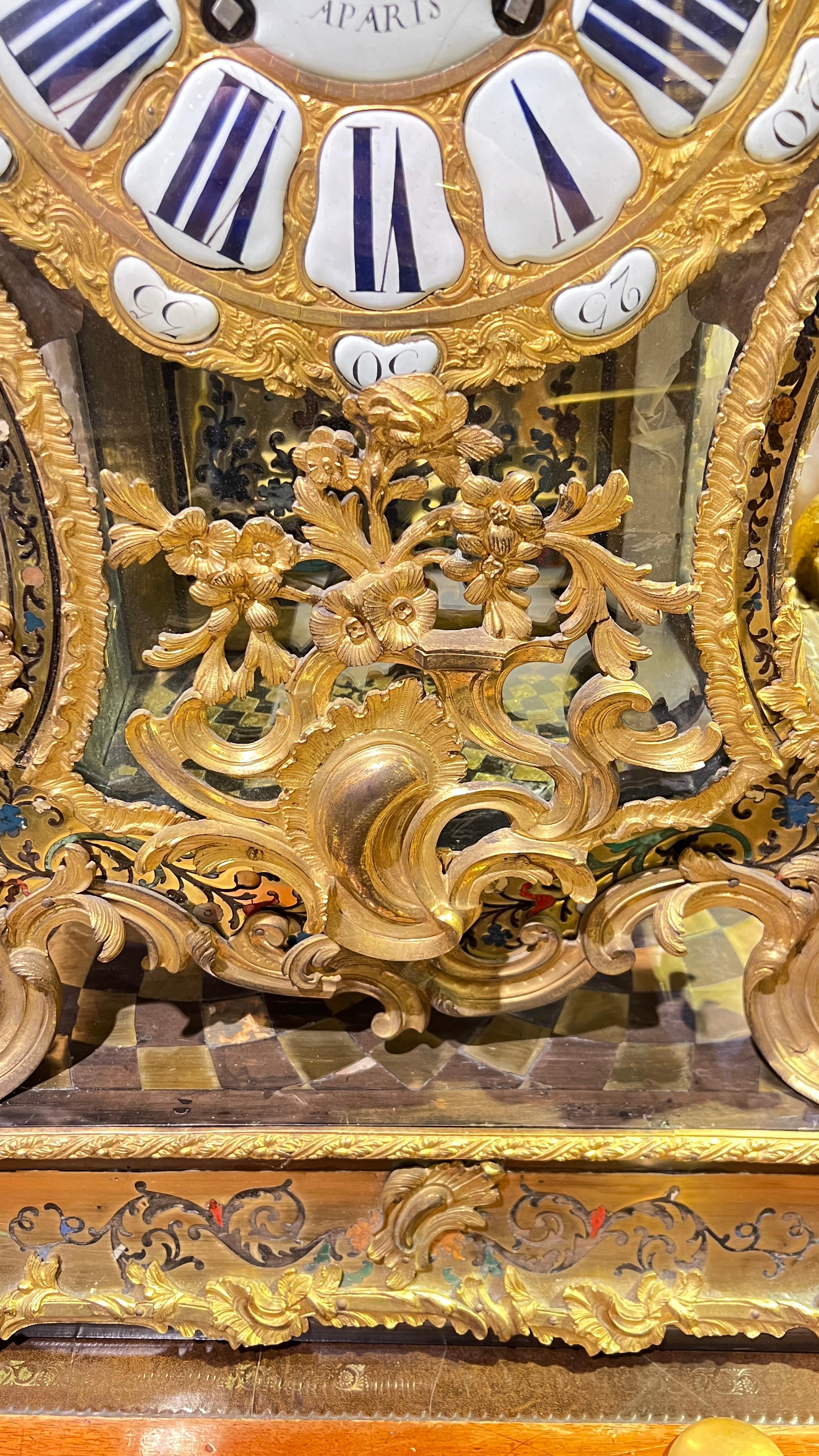 Grande boulle Louis XV du 18ème siècle en bronze doré incrusté  Horloge de cheminée en vente 1