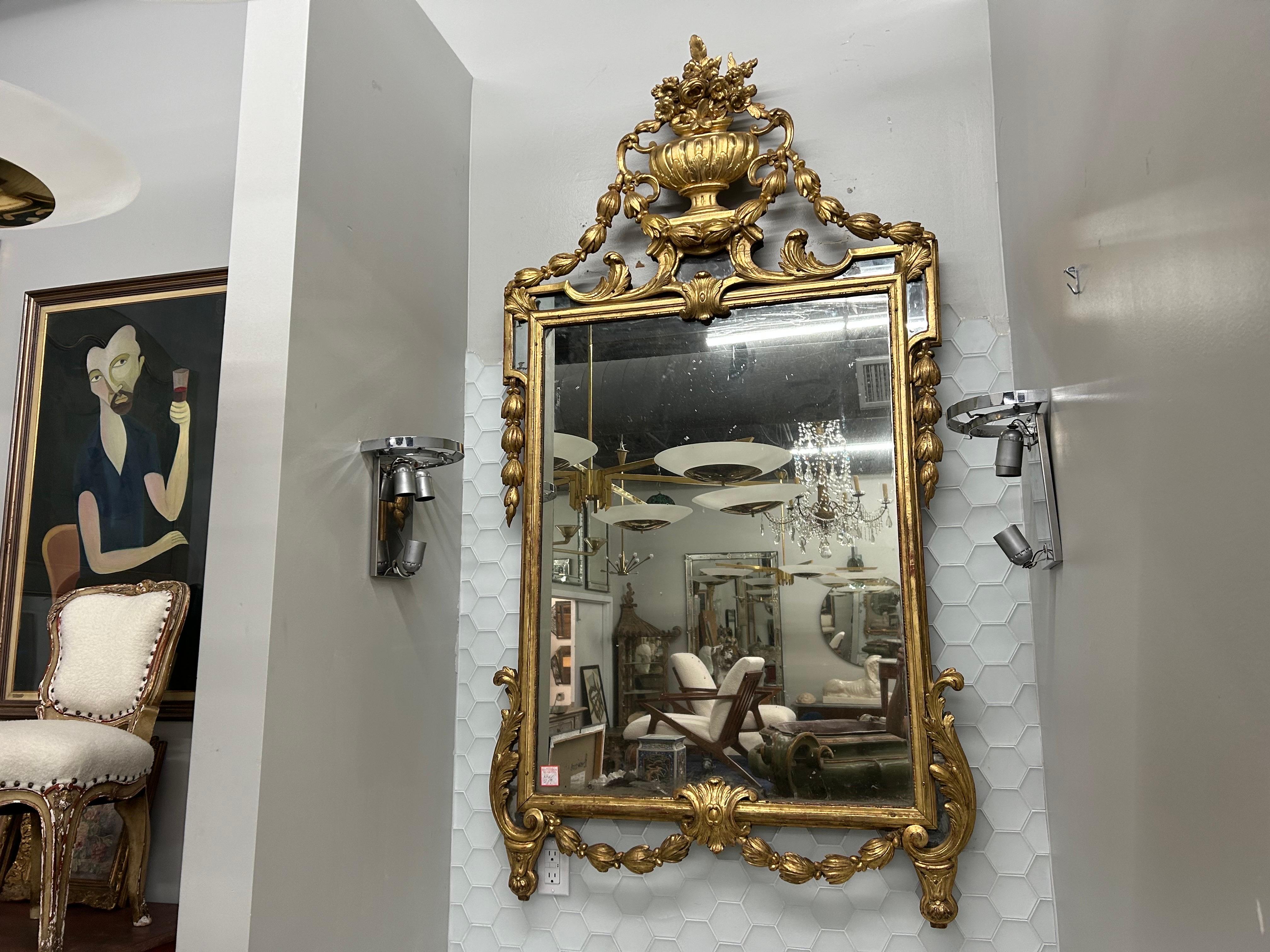 Grand miroir en bois doré Louis XVI du XVIIIe siècle.
Superbe miroir à parecloses en bois doré de style Louis XVI du XVIIIe siècle. Ce joli miroir ancien en bois doré est en très bon état compte tenu de son âge.
Notre miroir français polyvalent