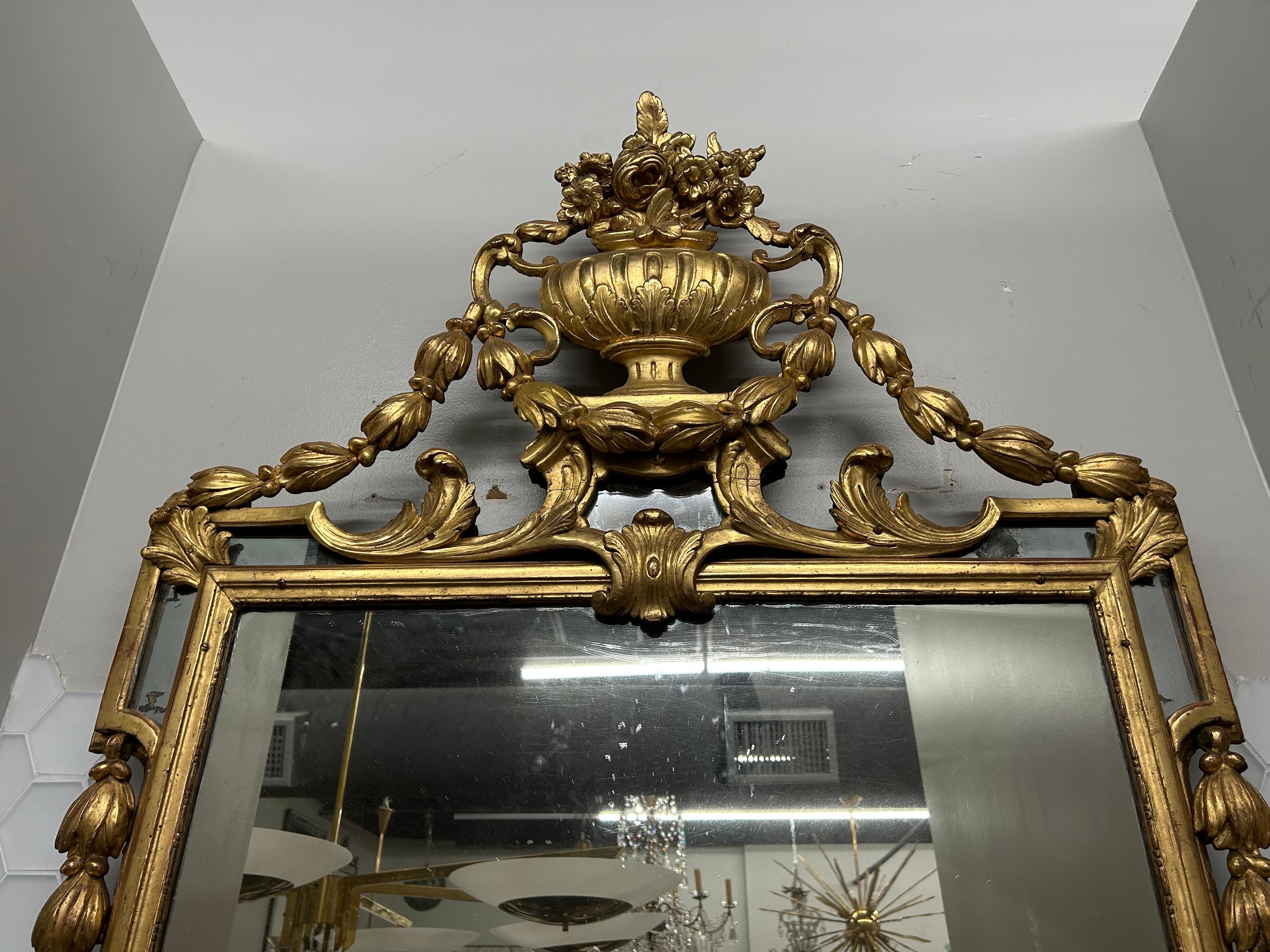 Français Grand miroir français Louis XVI du 18ème siècle en bois doré en vente