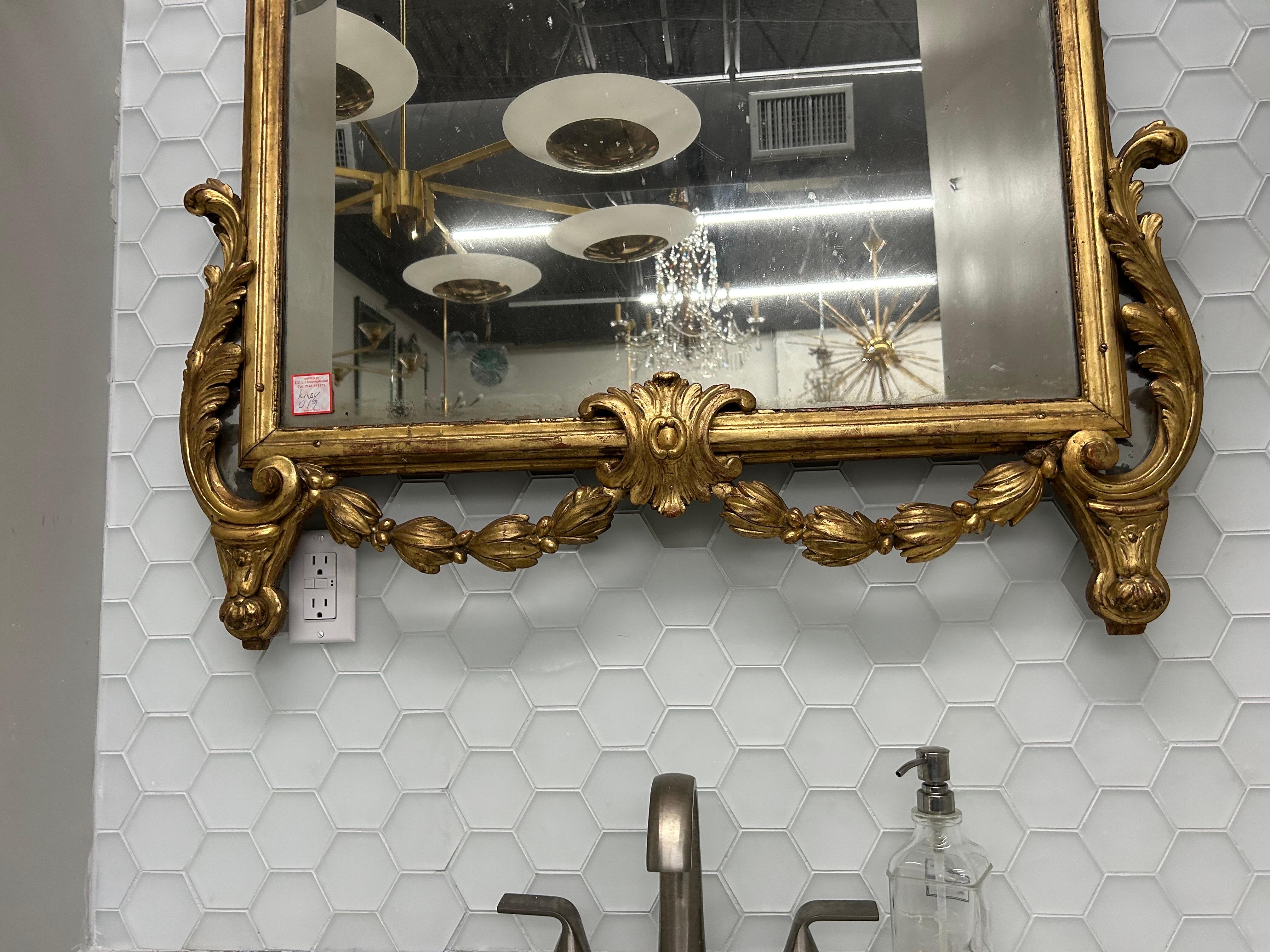 Grand miroir français Louis XVI du 18ème siècle en bois doré Bon état - En vente à Houston, TX