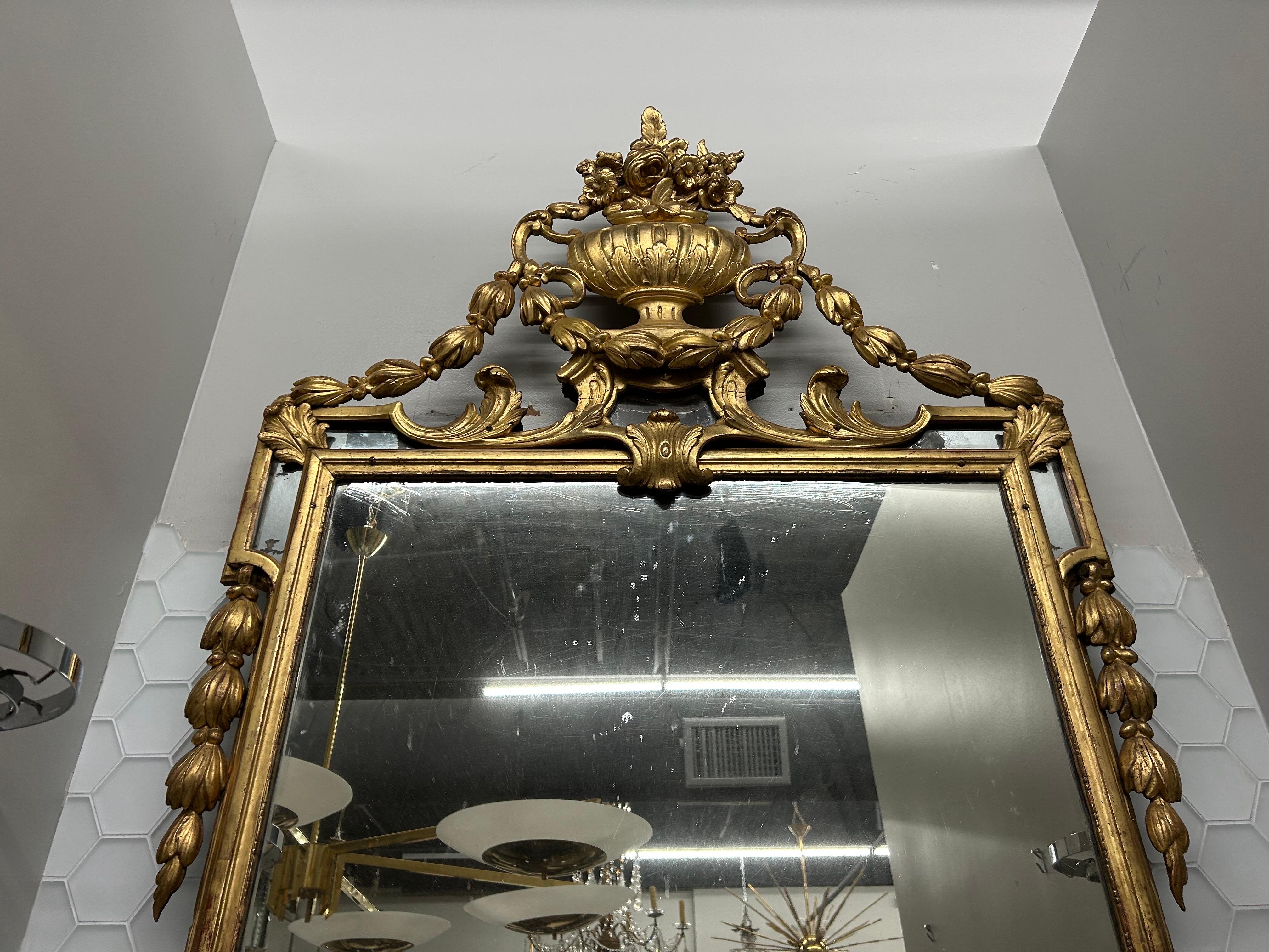 Miroir Grand miroir français Louis XVI du 18ème siècle en bois doré en vente