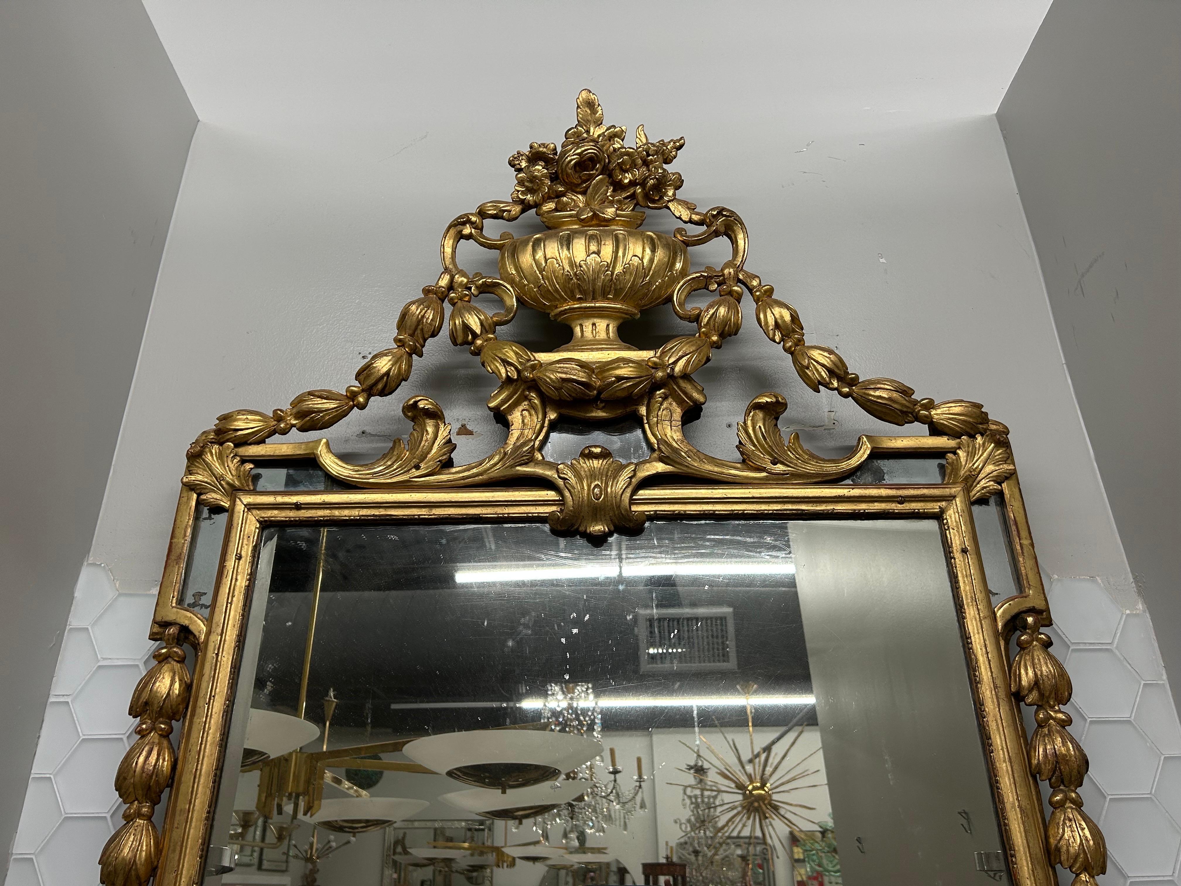 Grand miroir français Louis XVI du 18ème siècle en bois doré en vente 1