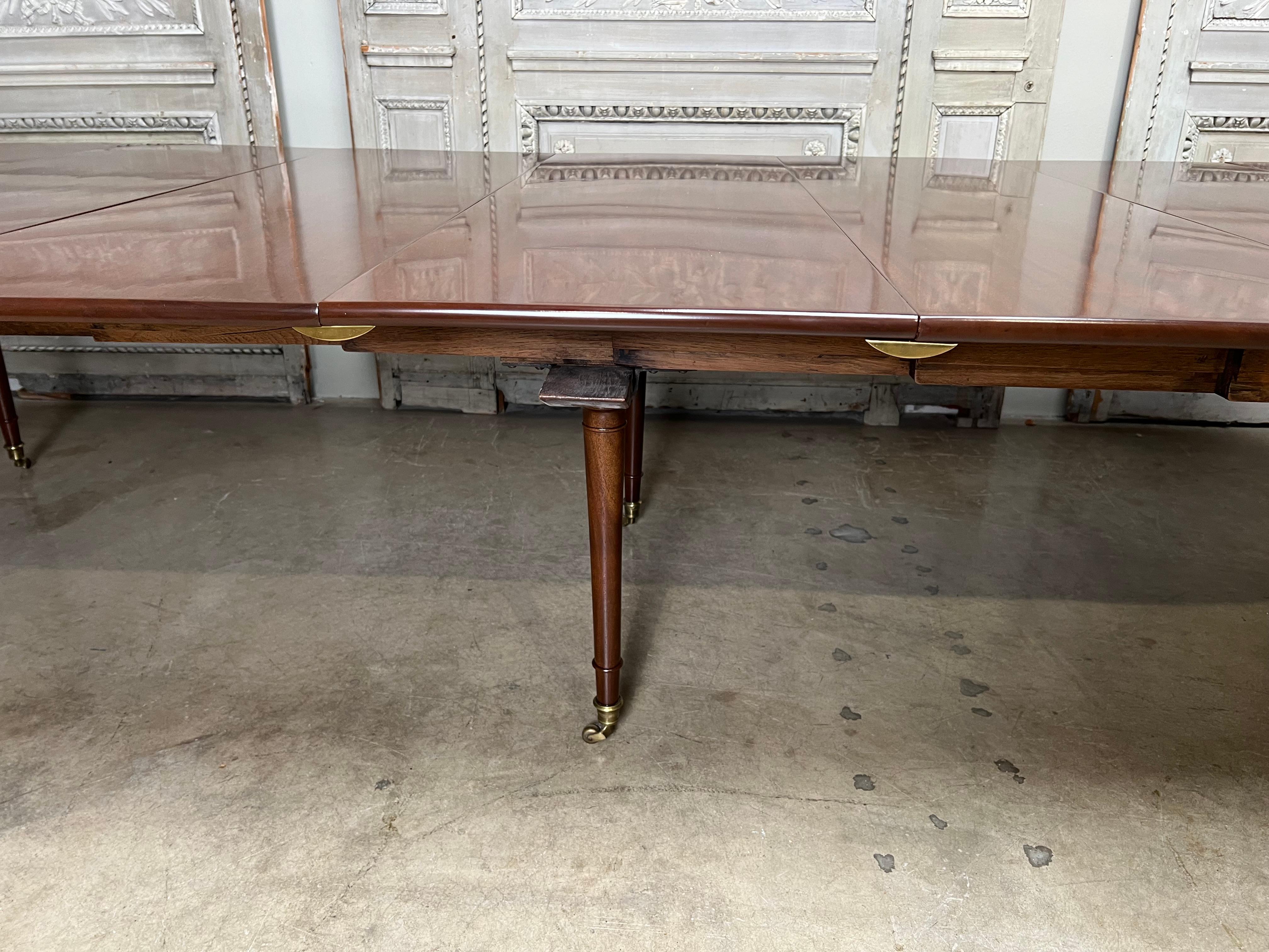 Grande table de salle à manger française Louis XVI du 18ème siècle en acajou. en vente 6